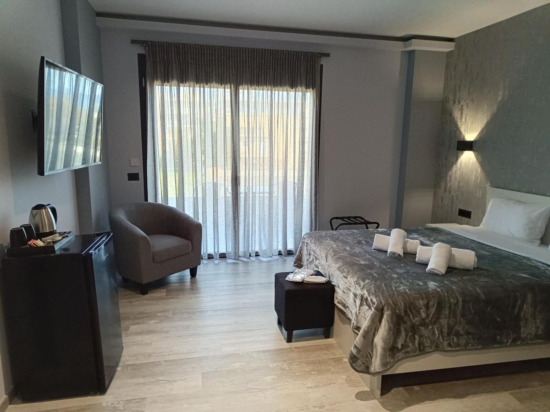 Deluxe Double Room with Side Sea View