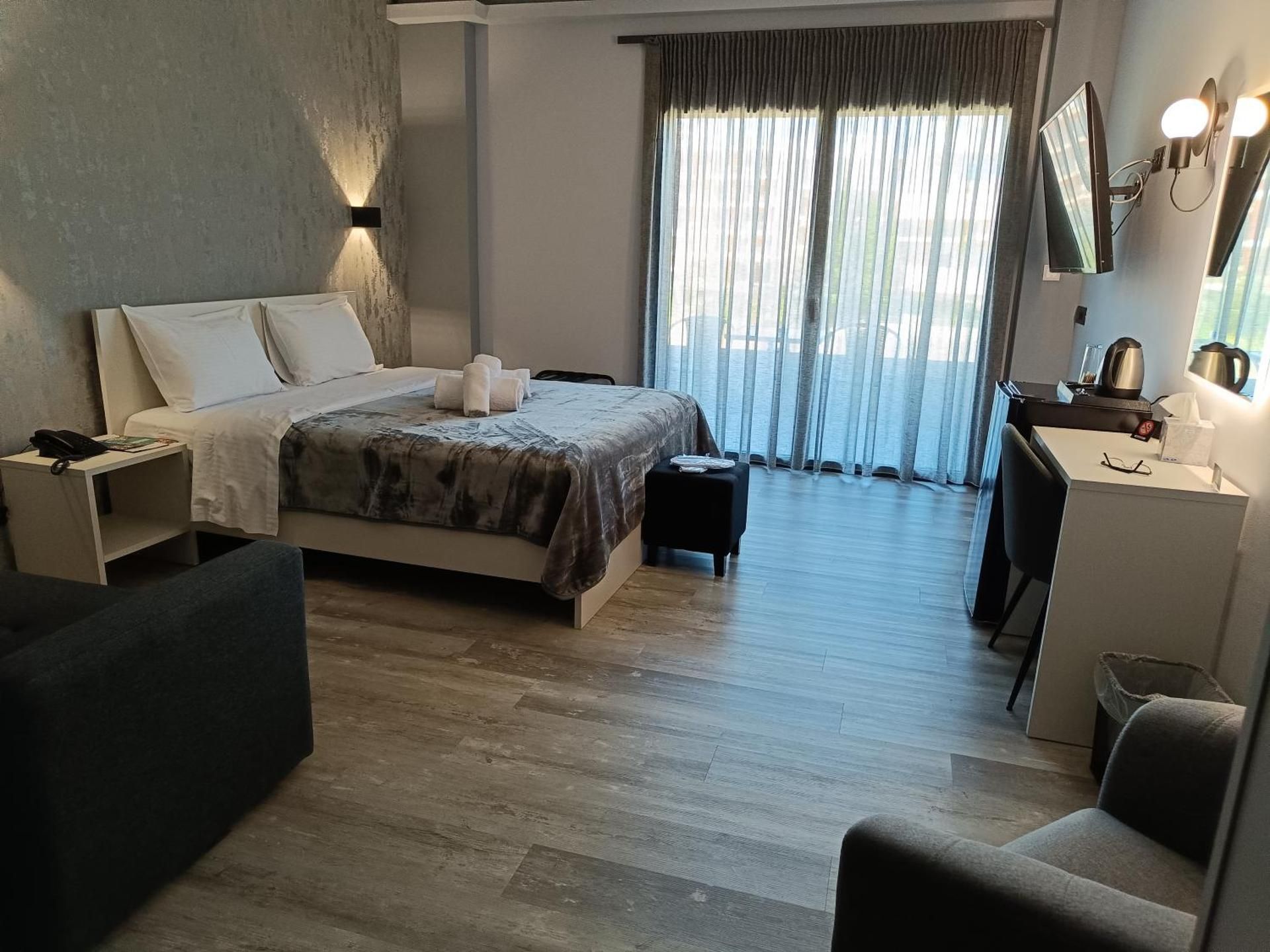 Deluxe Double Room with Side Sea View