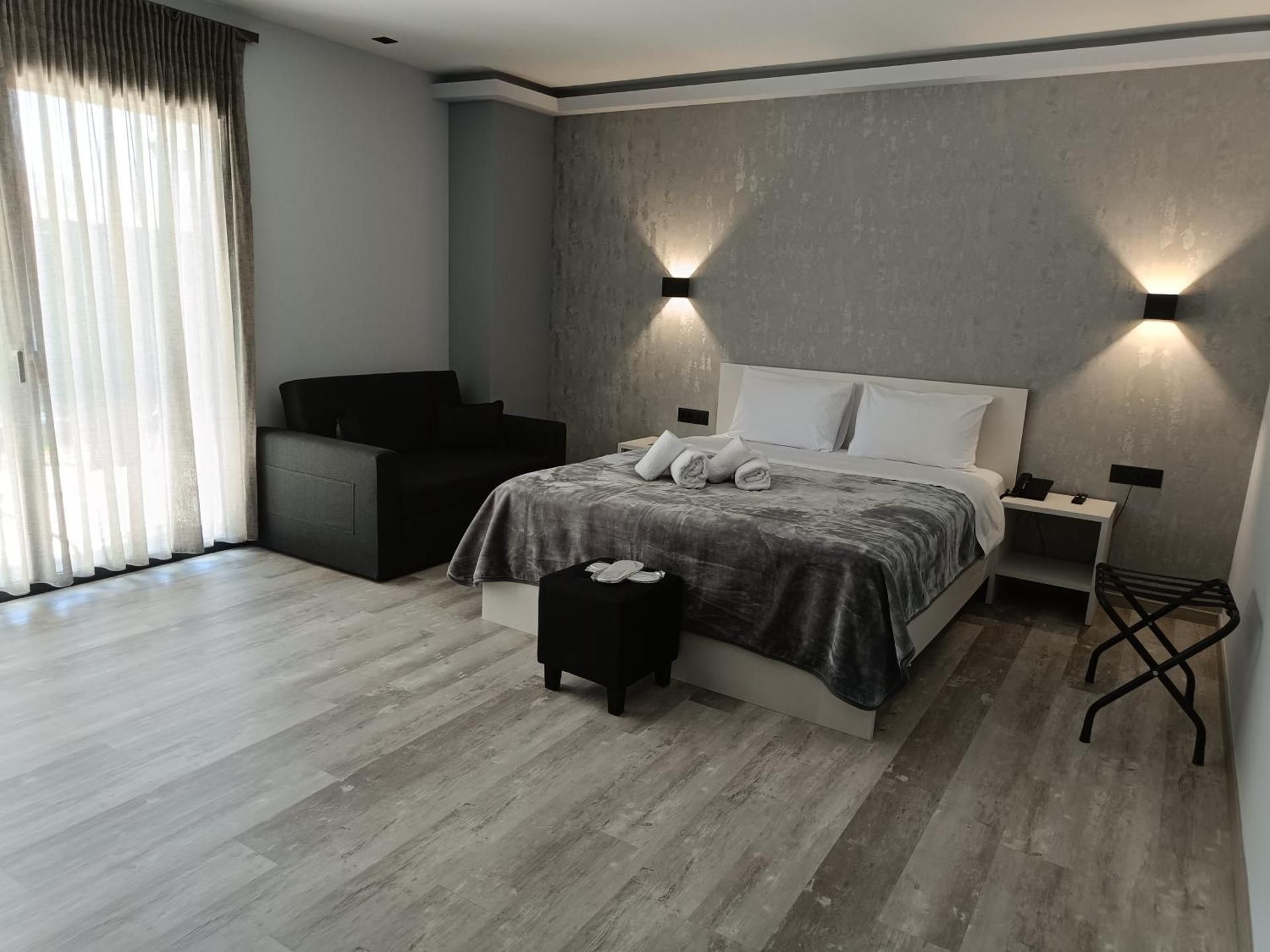 King Room with Roll-In Shower - Disability Access