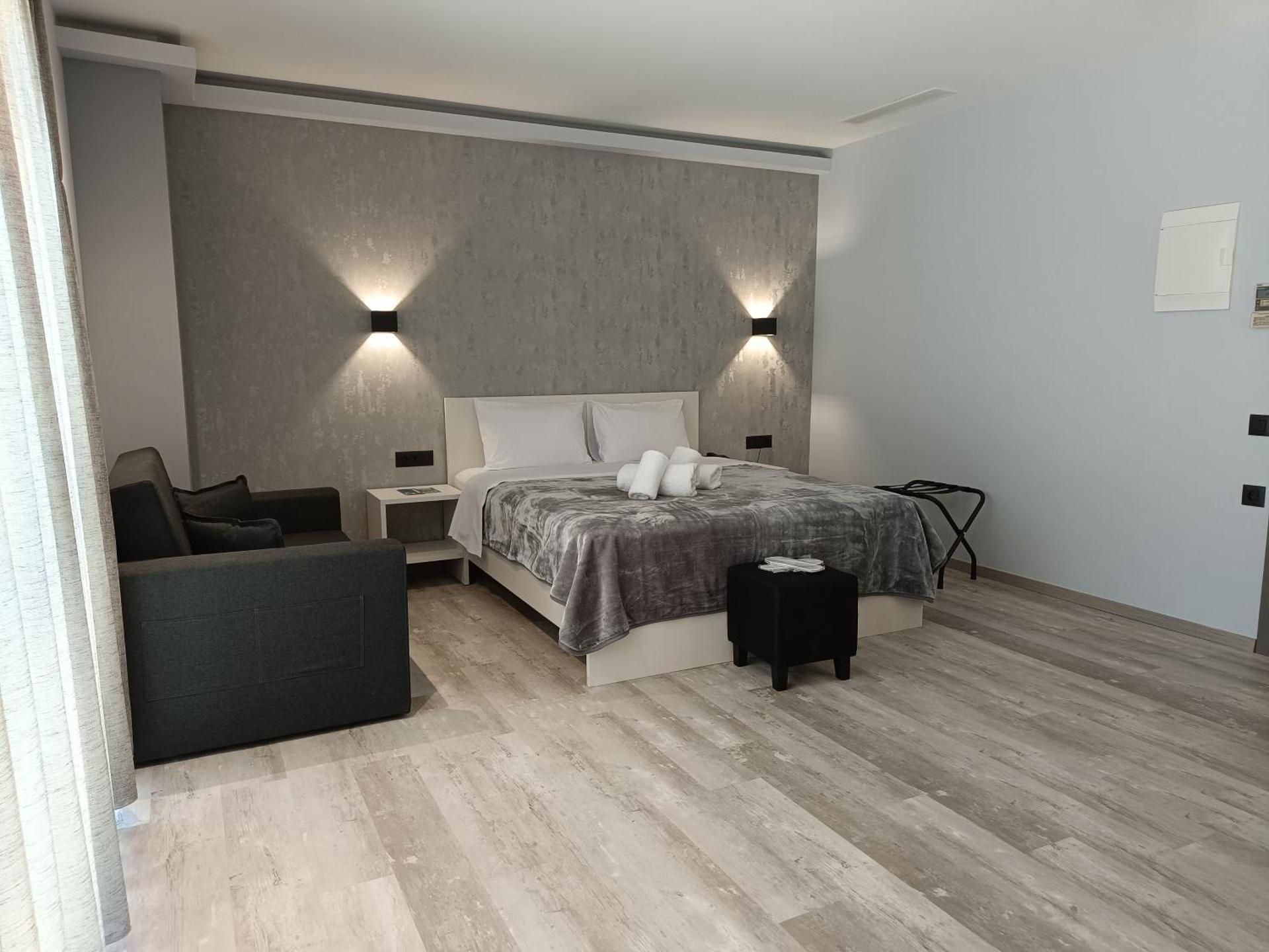 King Room with Roll-In Shower - Disability Access