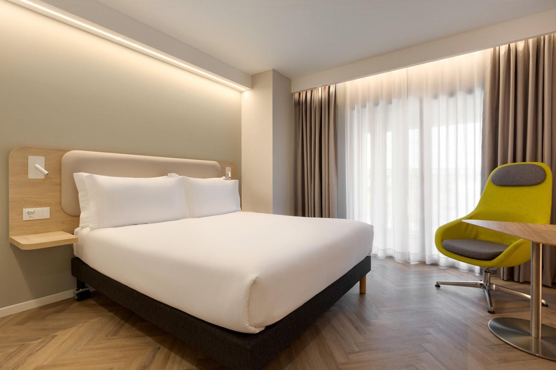 1 Queen Standard Furnished Balcony With Free Breakfast