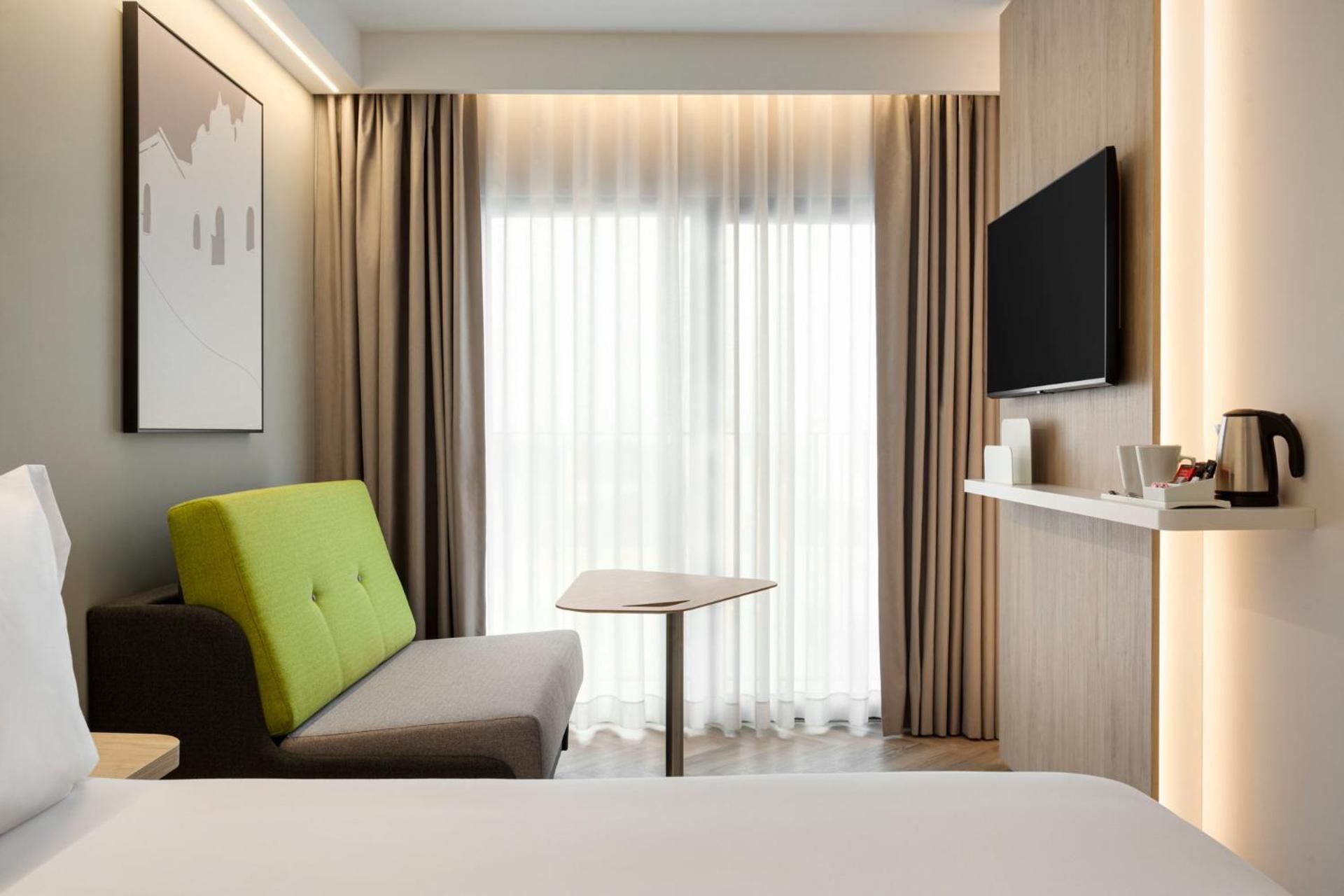 Standard Queen Room with Single Sofa Bed - Free Breakfast