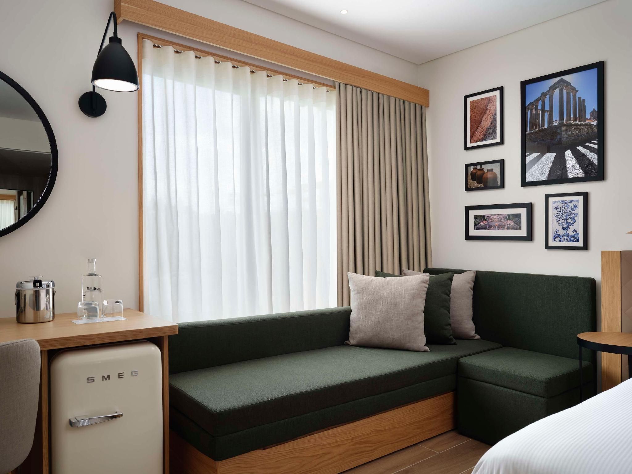 KING PREMIUM ROOM WITH SCENIC VIEW / SOFA BED