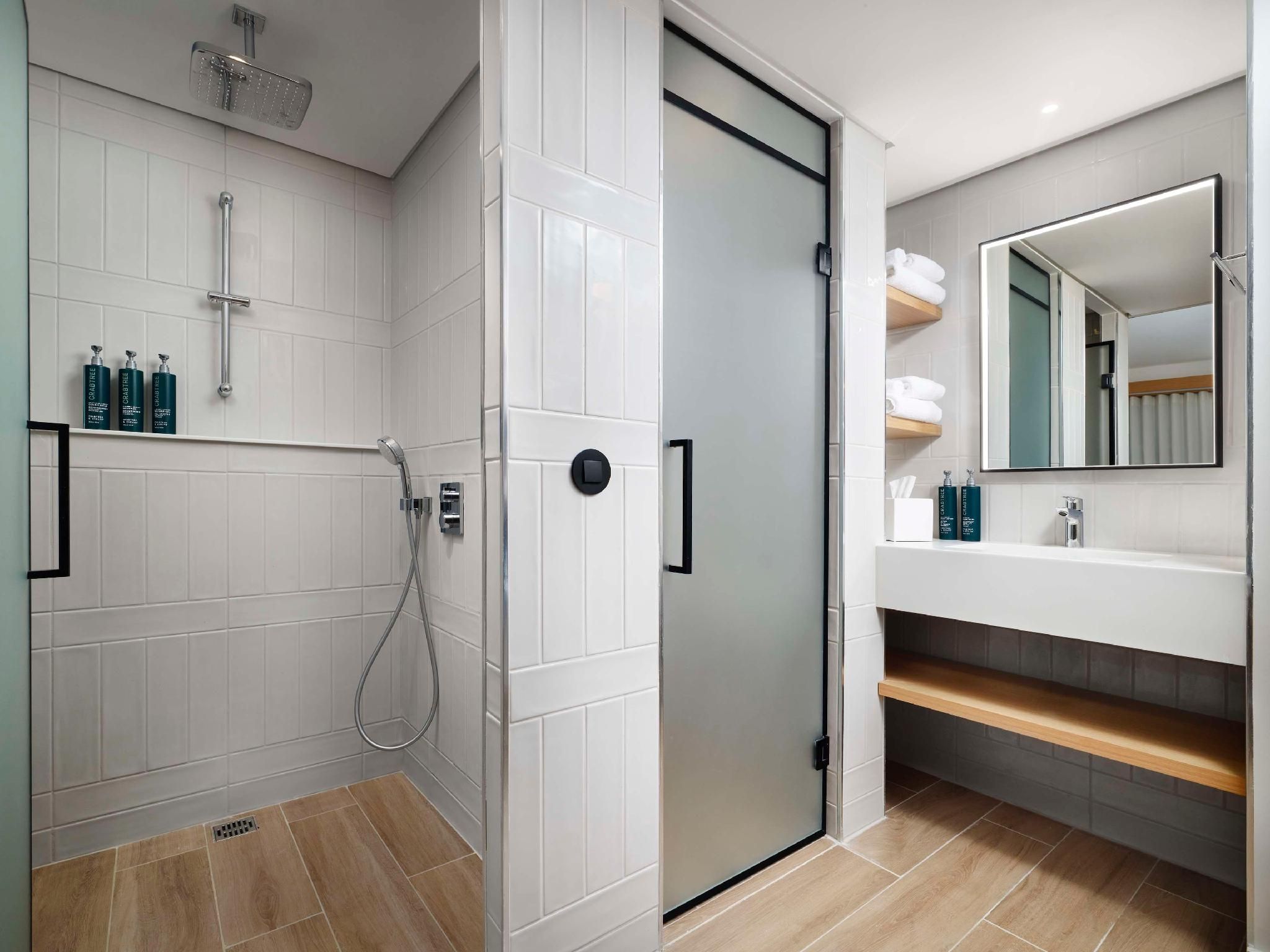 KING PREMIUM ROOM WITH SCENIC VIEW / SOFA BED