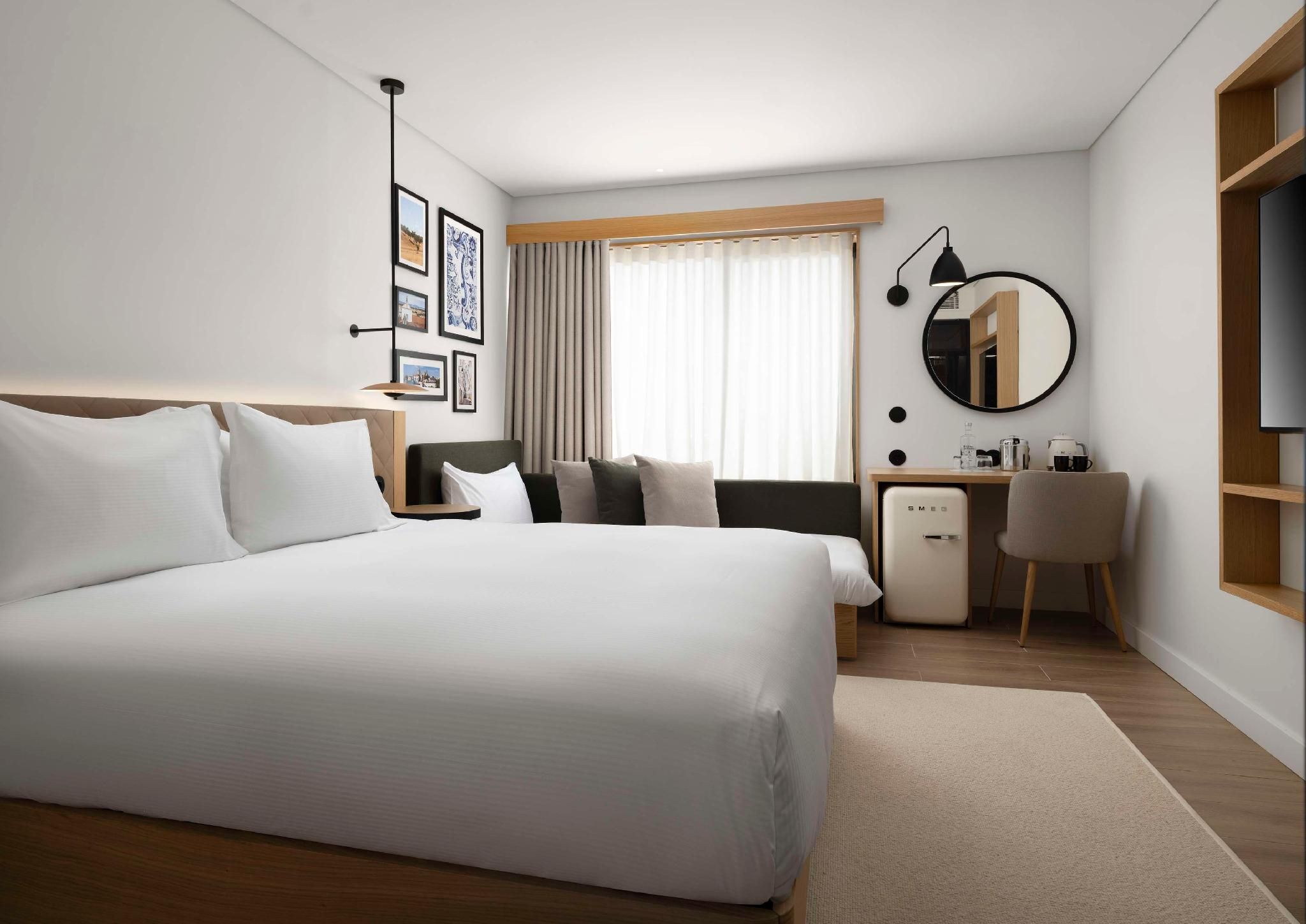 Hilton Garden Inn Evora King Deluxe Room with Sofa Bed