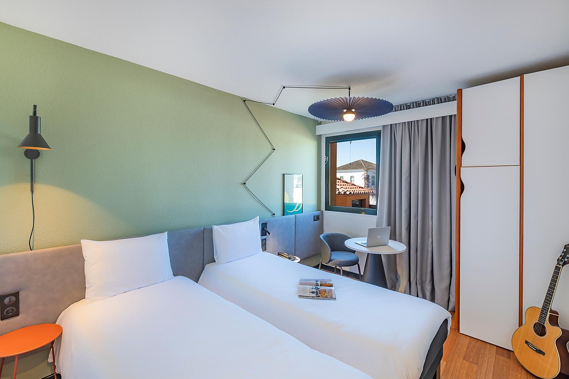 ibis Évora Hotel Room with 2 single beds equipped with the new b edding 2