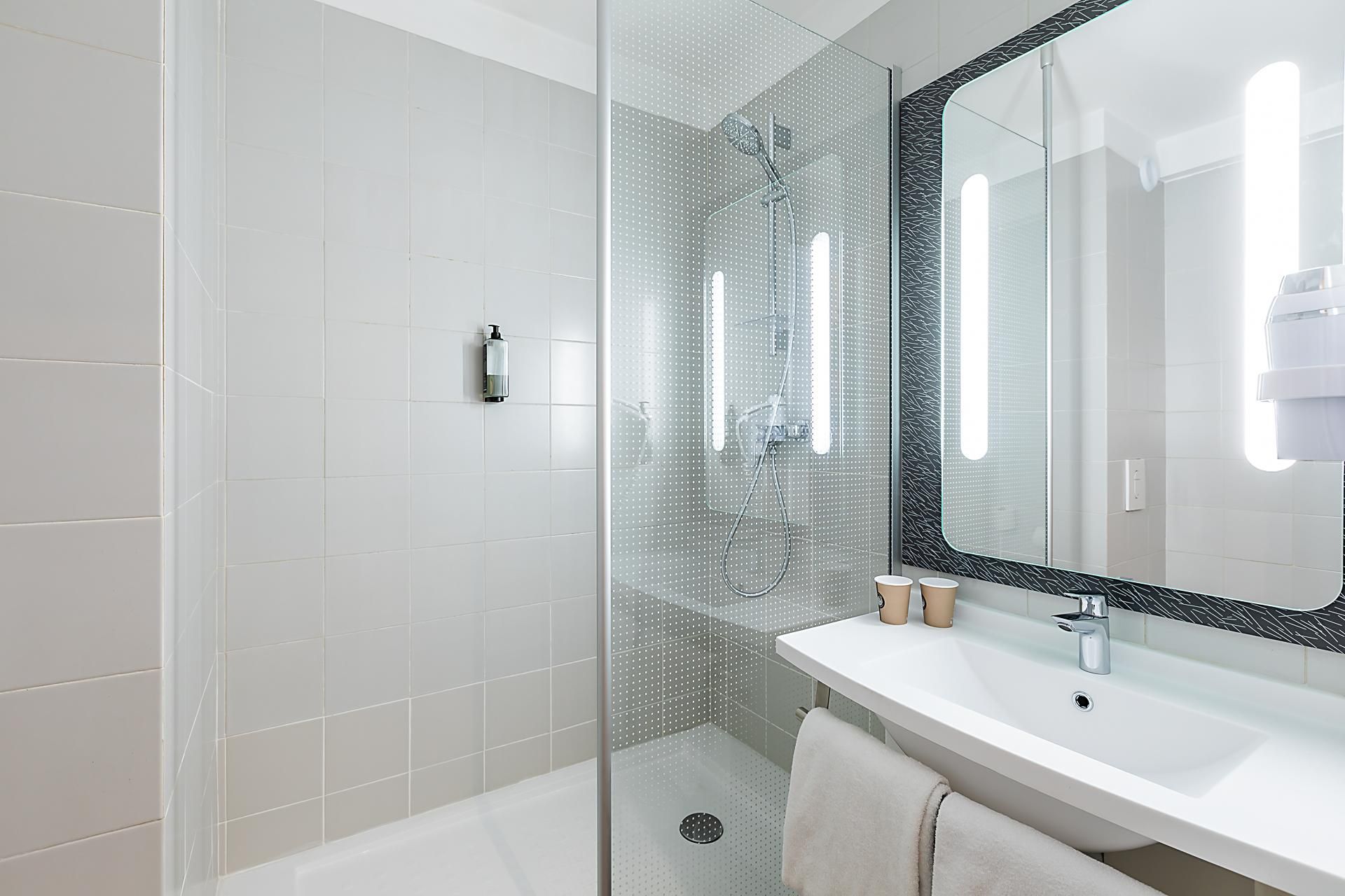 ibis Évora Hotel Room with 2 single beds equipped with the new b edding 3