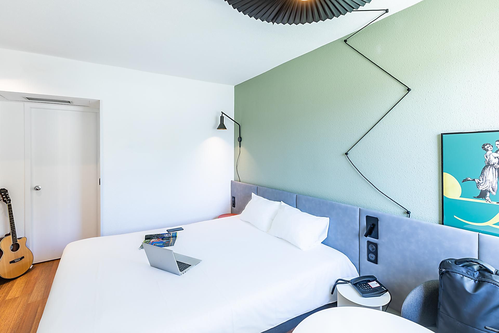 ibis Évora Hotel Room with 1 double bed equipped with the new be dding 2