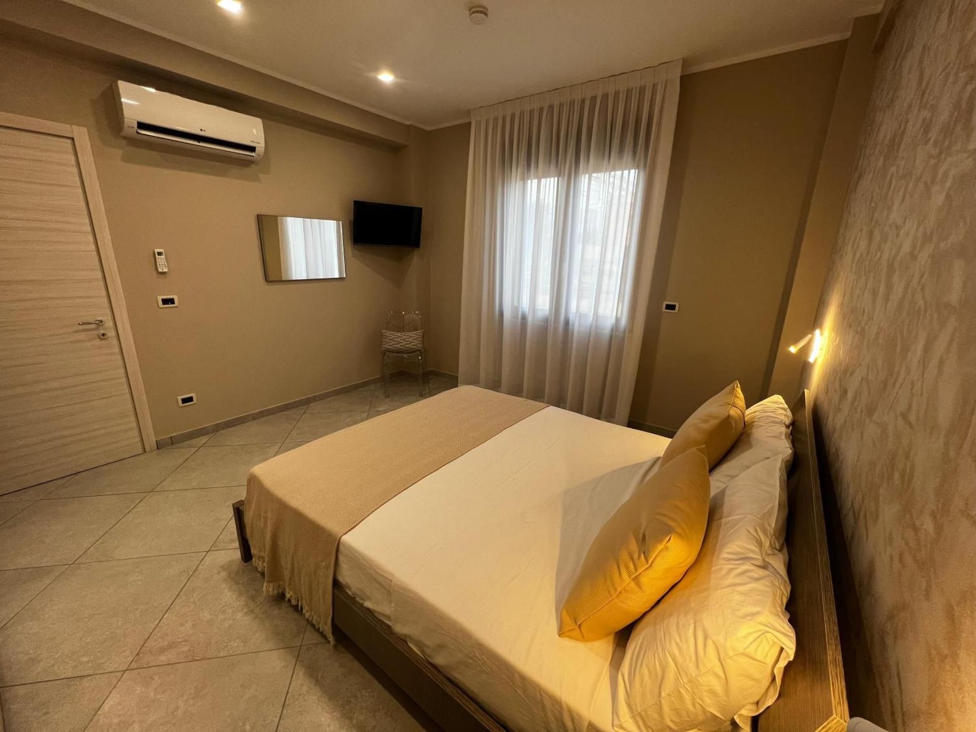 Deluxe Room (2 Adults + 1 Child)