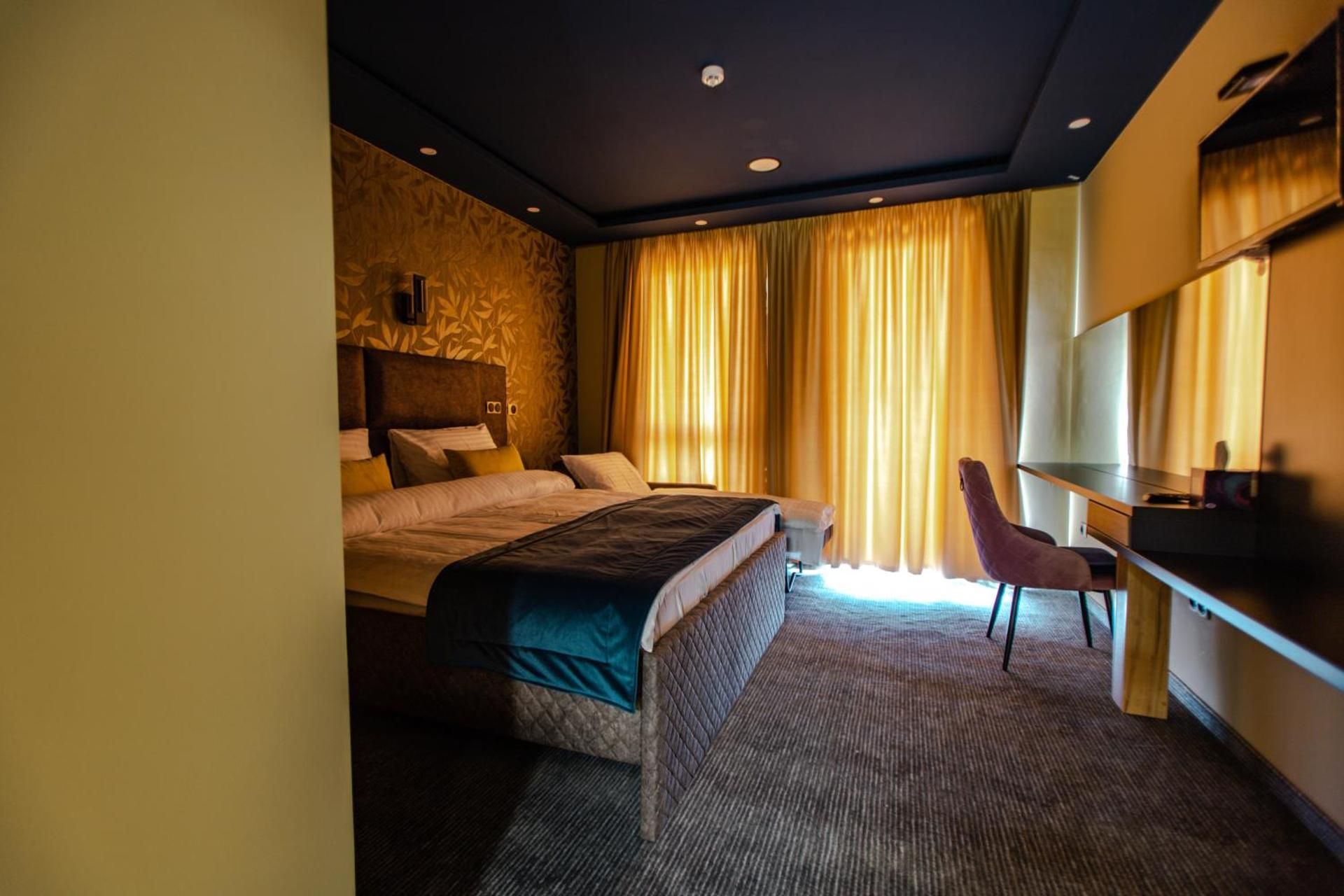 Deluxe Double Room (2 Adults + 1 Child)