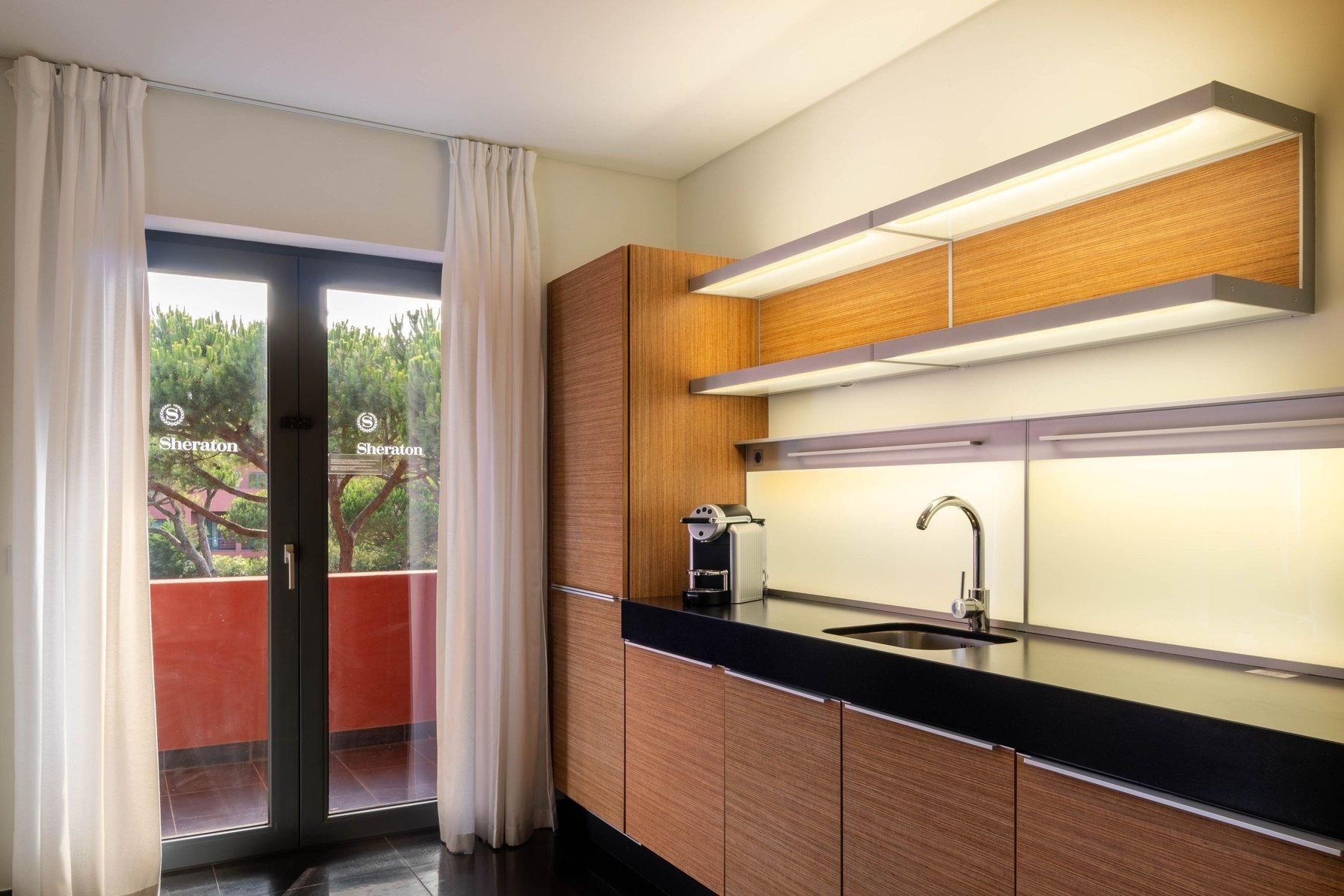 Superior Garden View, 2 Bedroom Suite, Bedroom 1: 1 Queen, Bedroom 2: 2 Twin, Sofa Beds: 2