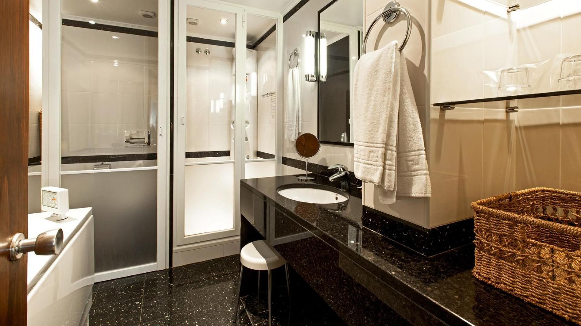 Carcavelos Beach Hotel Junior Suite with Sea View and Balcony 3