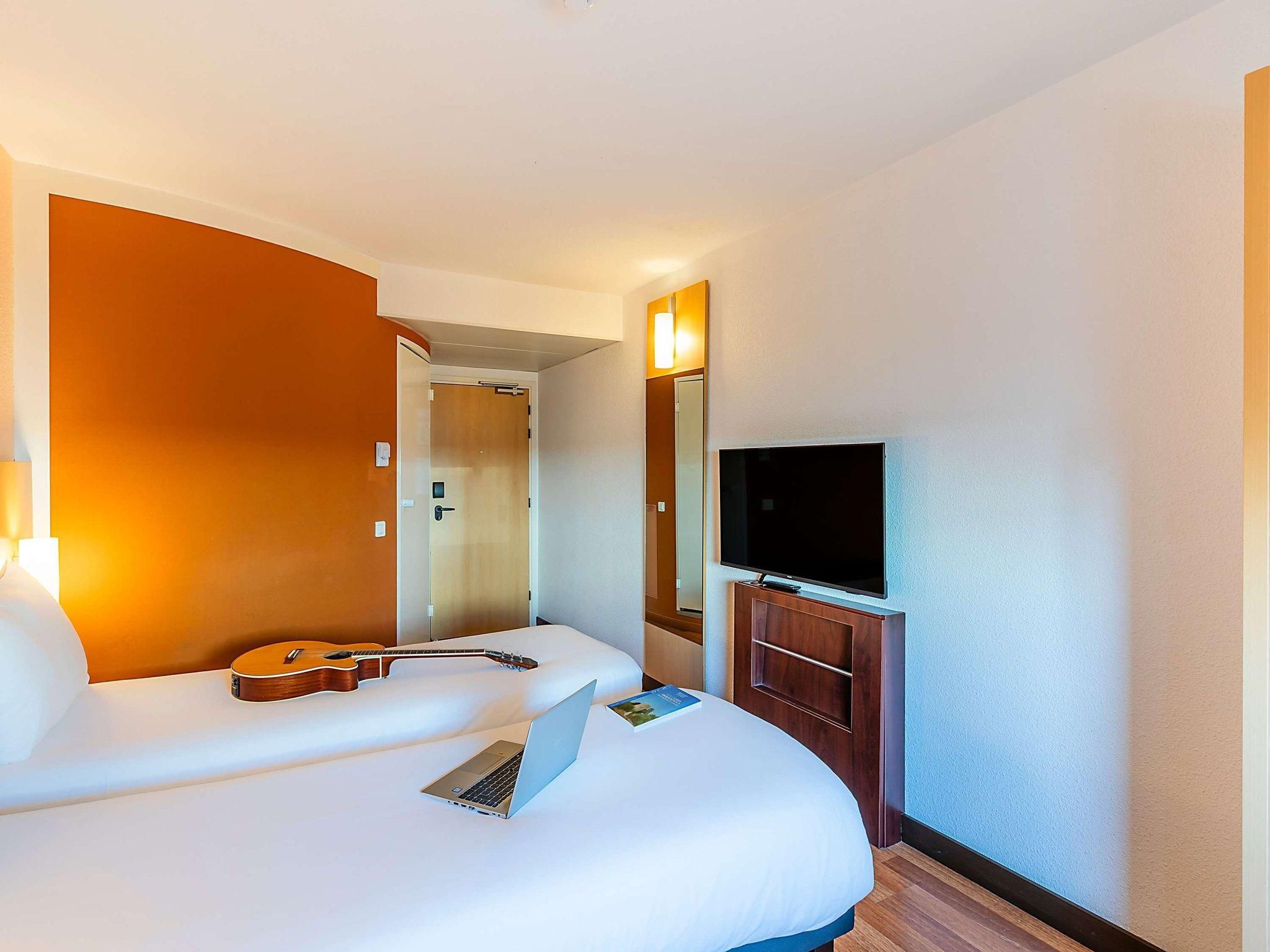 Room with 2 single beds equipped with the new b edding