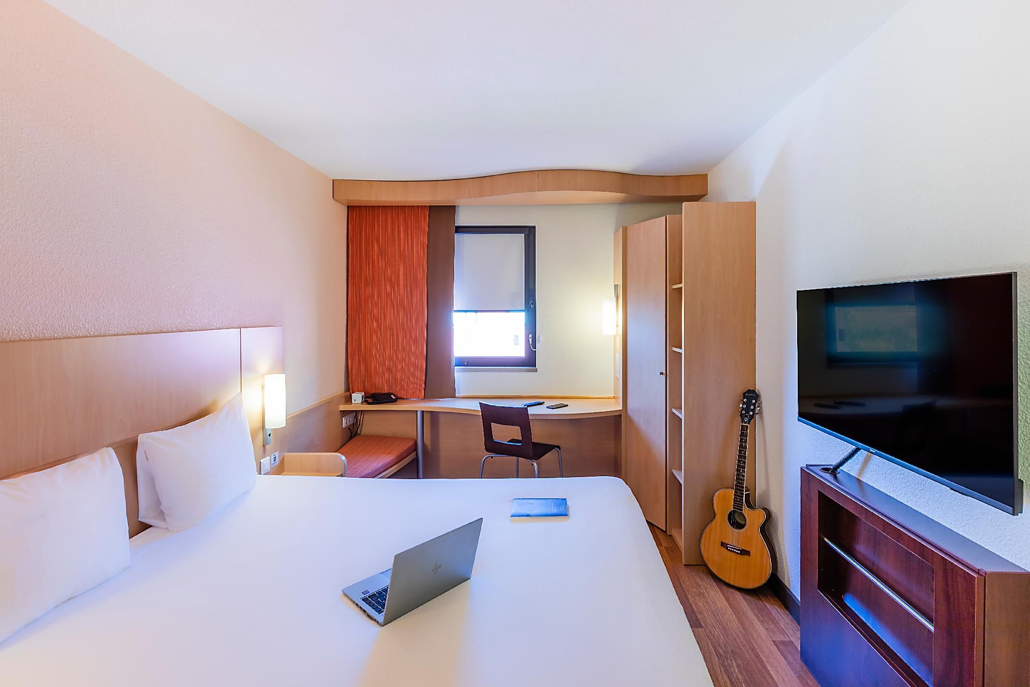 Room with 1 double bed equipped with the new be dding