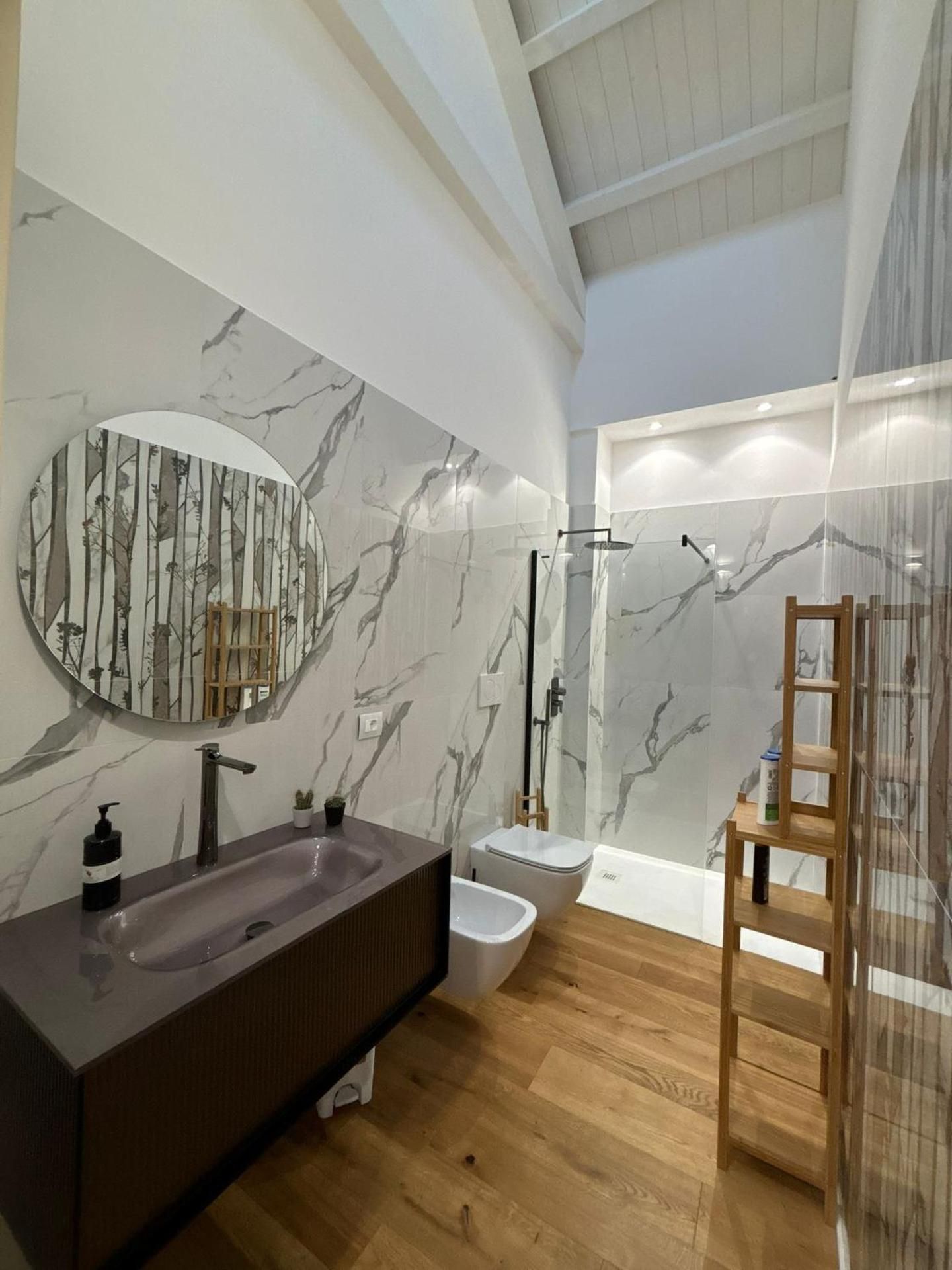 Deluxe One-Bedroom Apartment