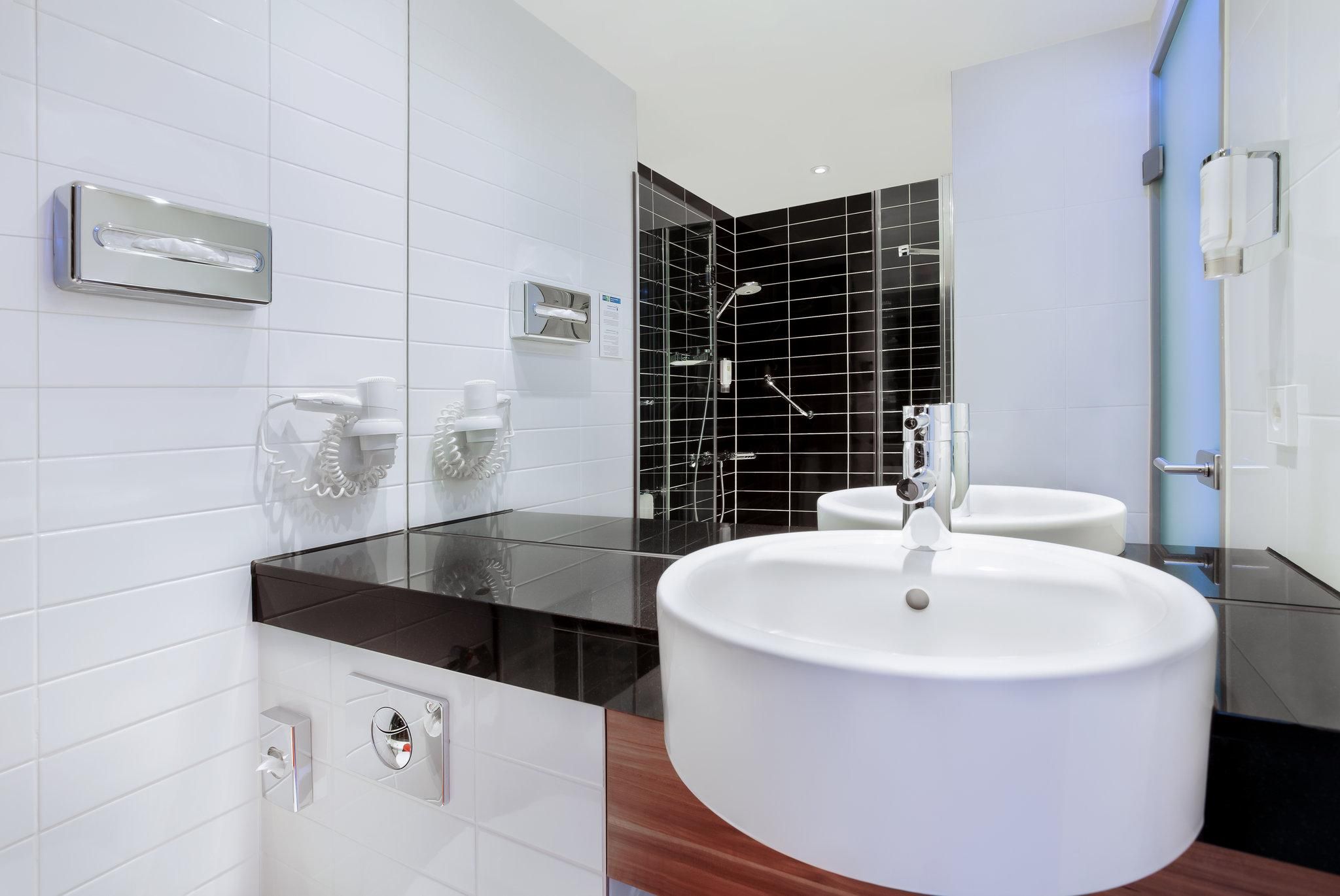 2 Twin Beds Standard Court Yard View