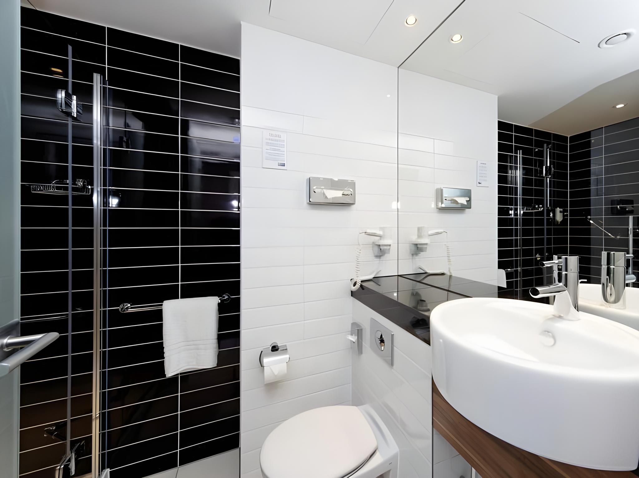 1 Queen Bed Standard With Sofabed