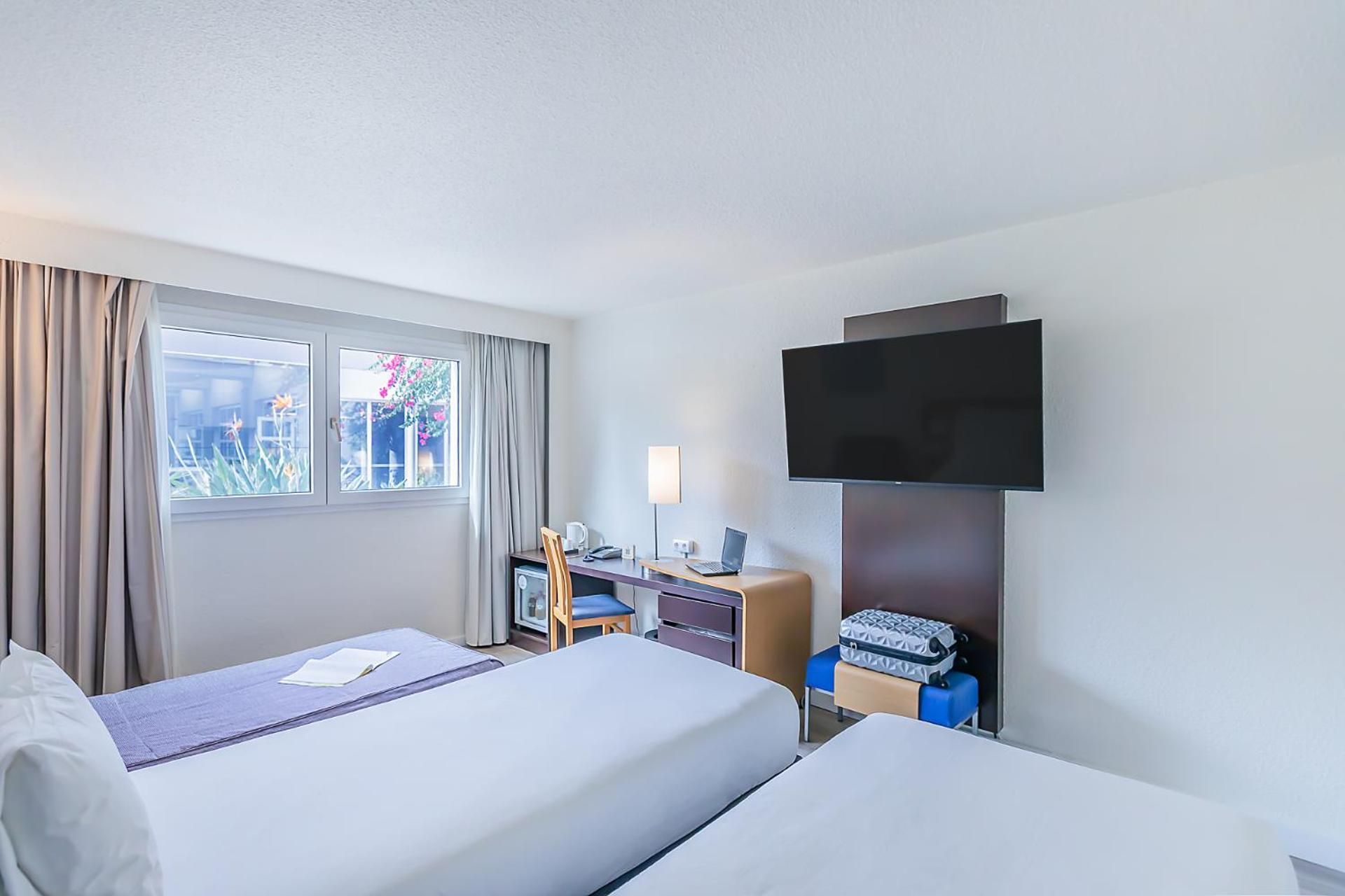 Novotel Setubal Standard Twin Room with Pool View