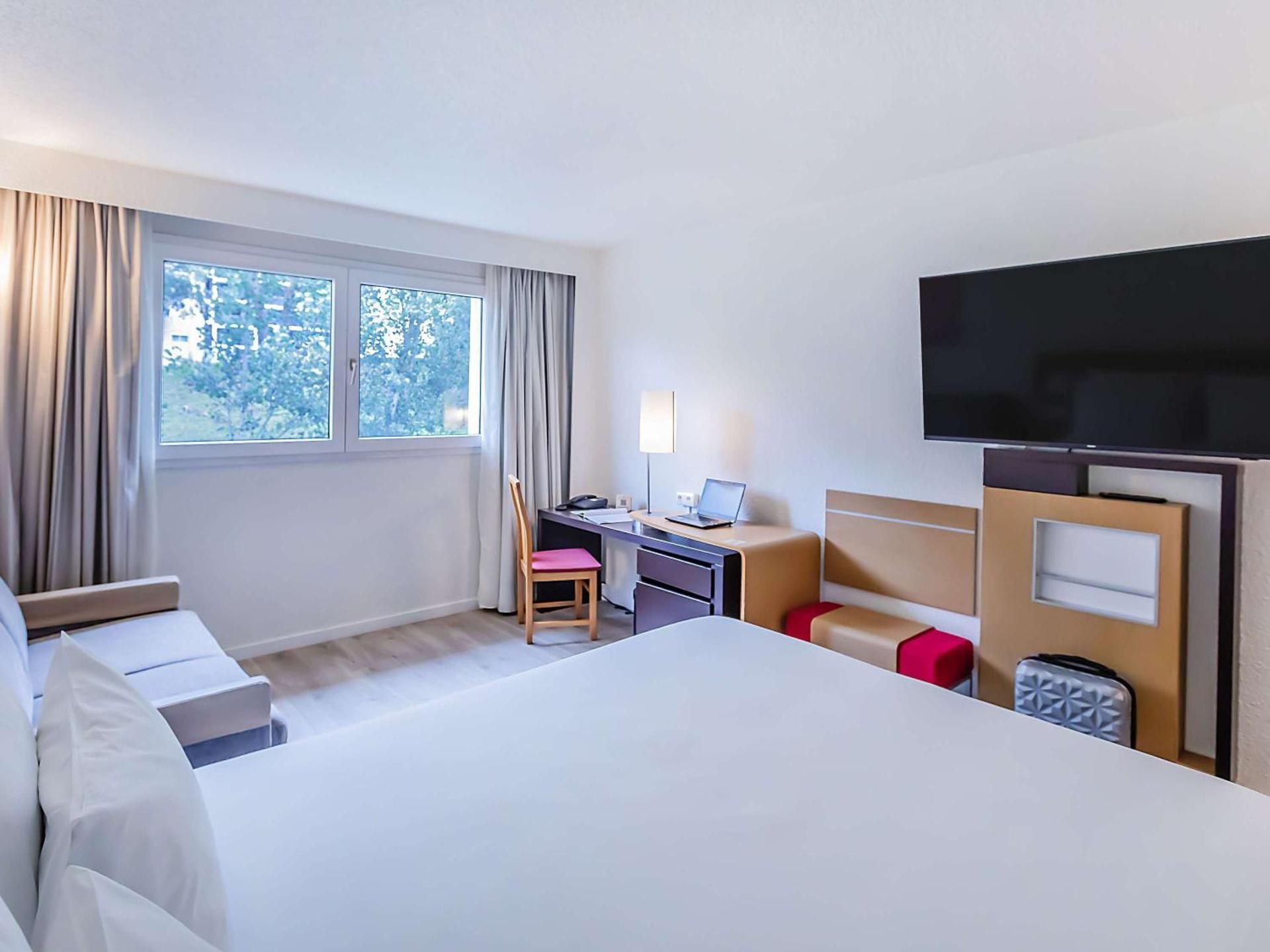 Novotel Setubal Standard room with 1 queen bed and a sofa bed