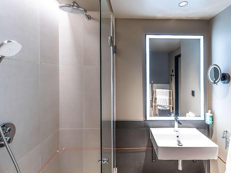 Novotel Setubal Standard Pool View Room, With Two Single Beds And A Sofa Bed 3