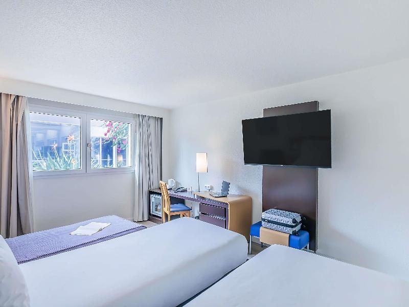 Novotel Setubal Standard Pool View Room, With Two Single Beds And A Sofa Bed 2