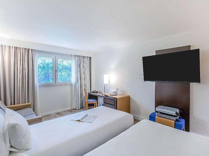 Novotel Setubal Standard Pool View Room, With Two Single Beds And A Sofa Bed