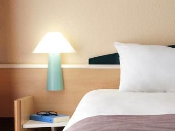 ibis Setubal Room with 2 single beds equipped with the new b edding 3