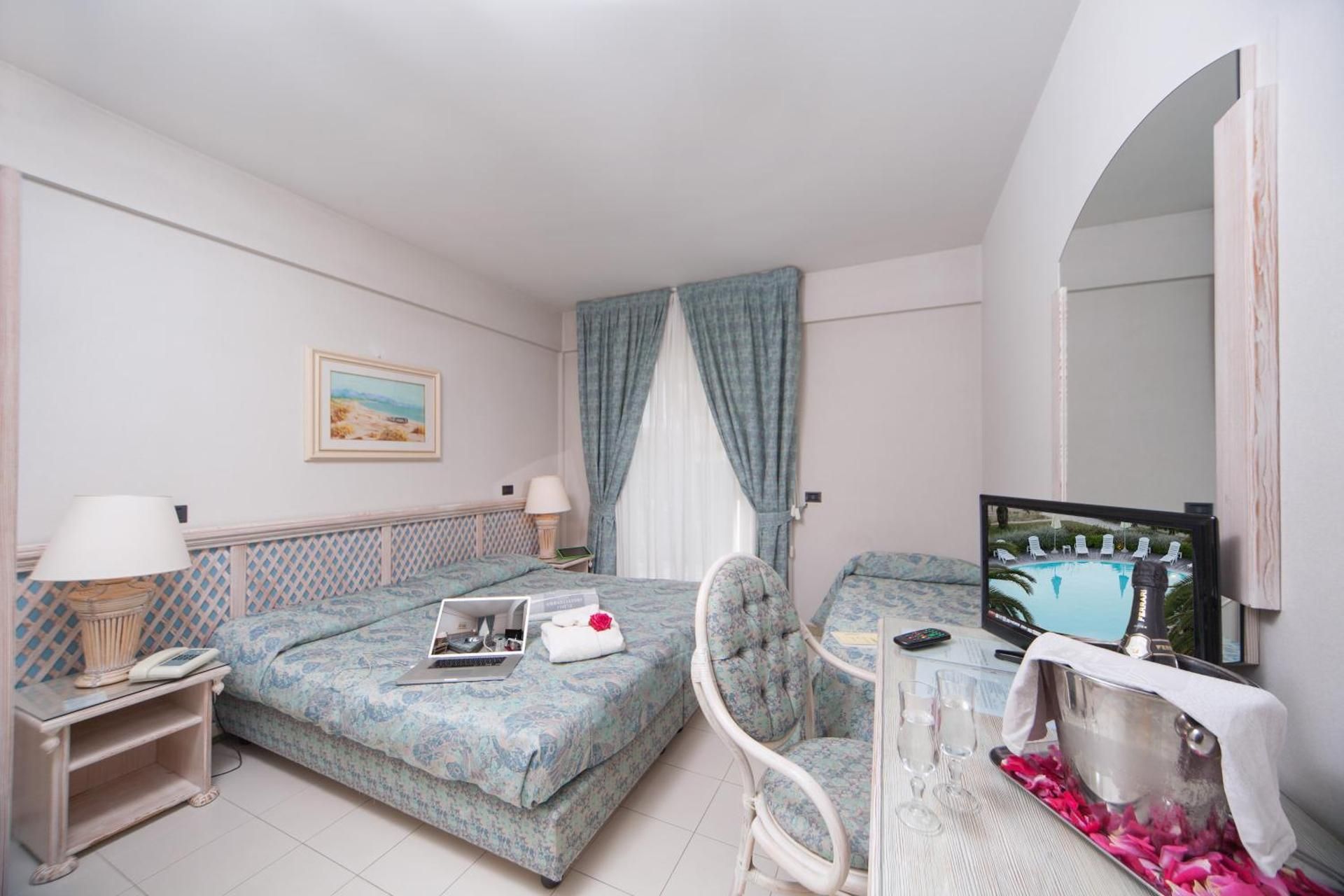 Double or Twin Room with extra bed and Sea View
