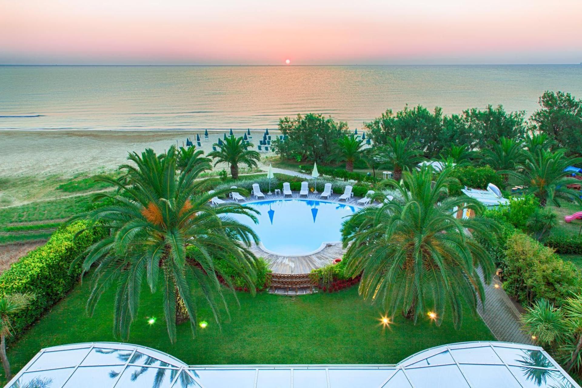 Double or Twin Room with extra bed and Sea View