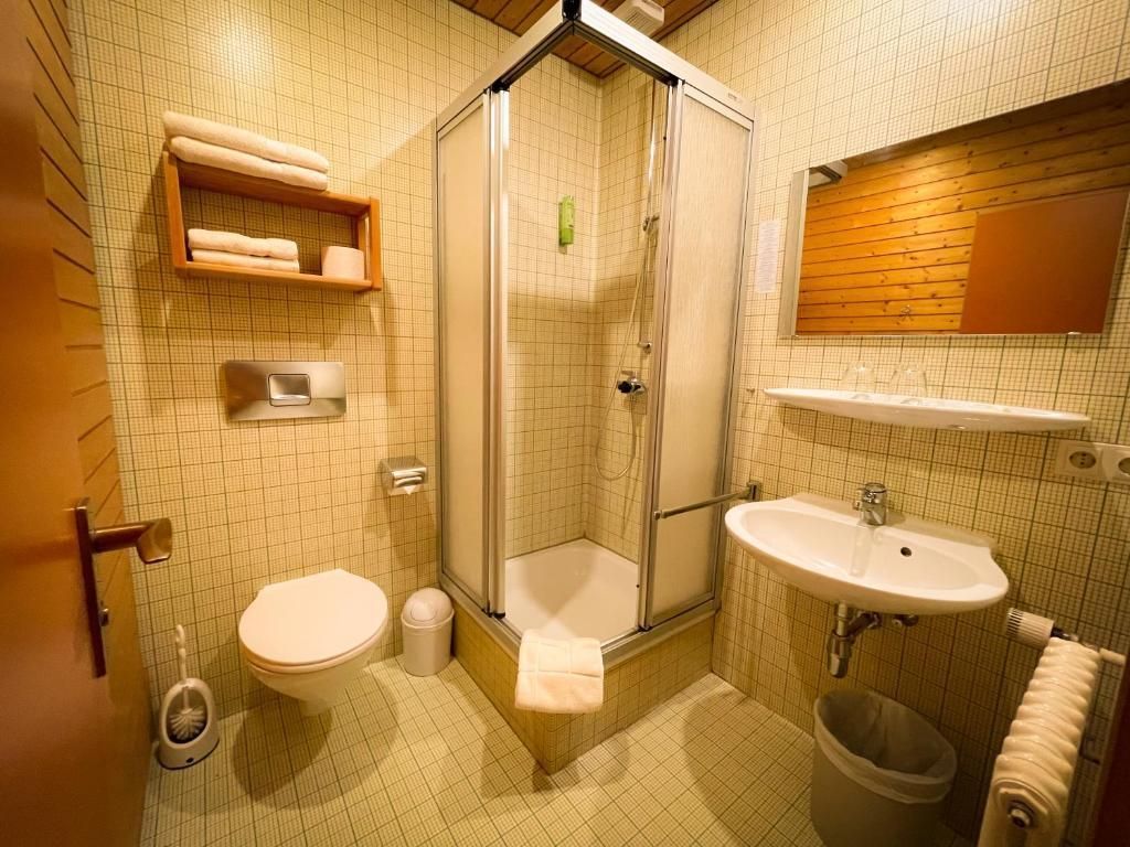 Doppelzimmer-Economy-Ensuite mit Dusche-Balkon
