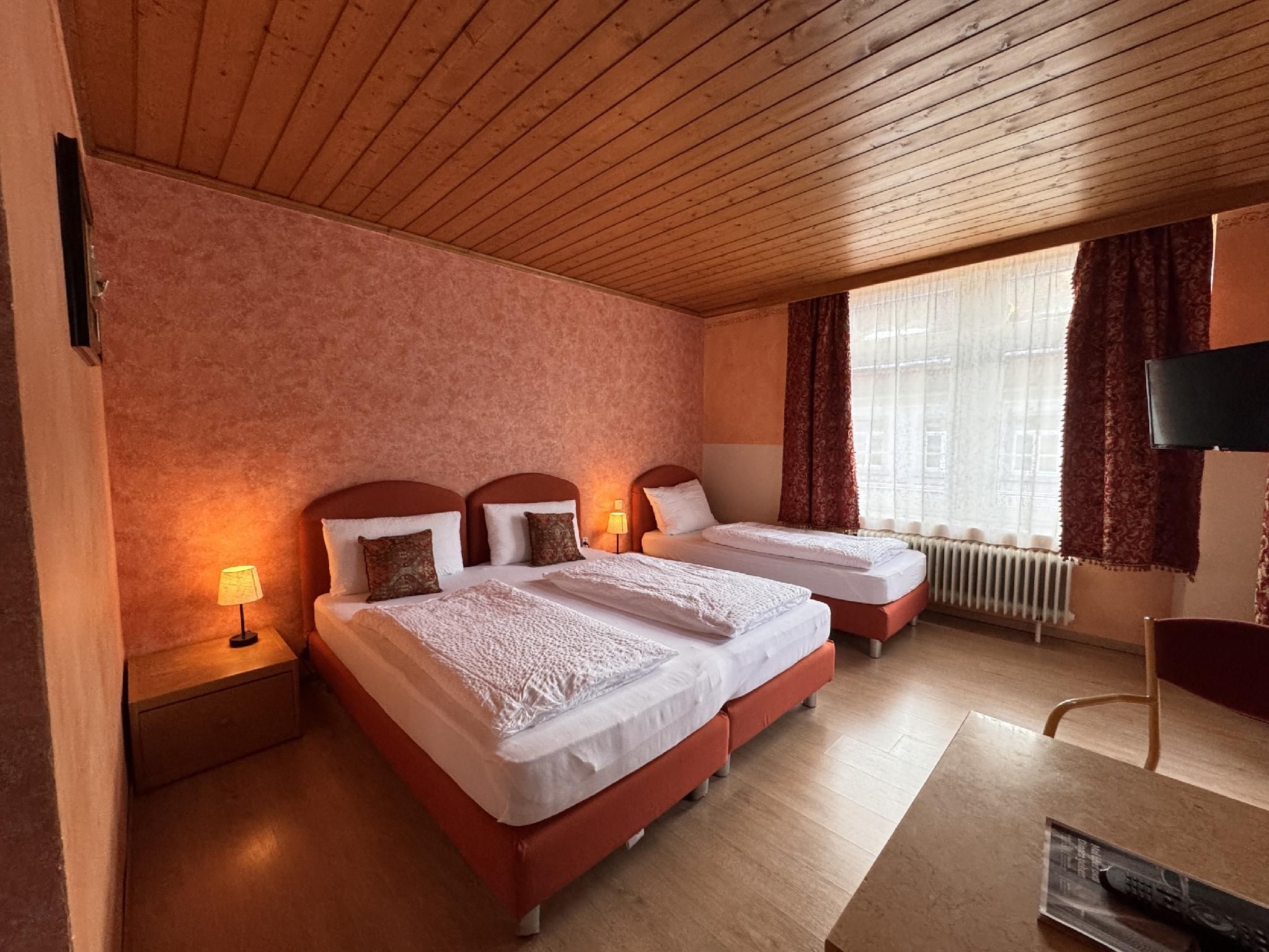 Dreibettzimmer-Economy-Ensuite mit Dusche-Stadtblick