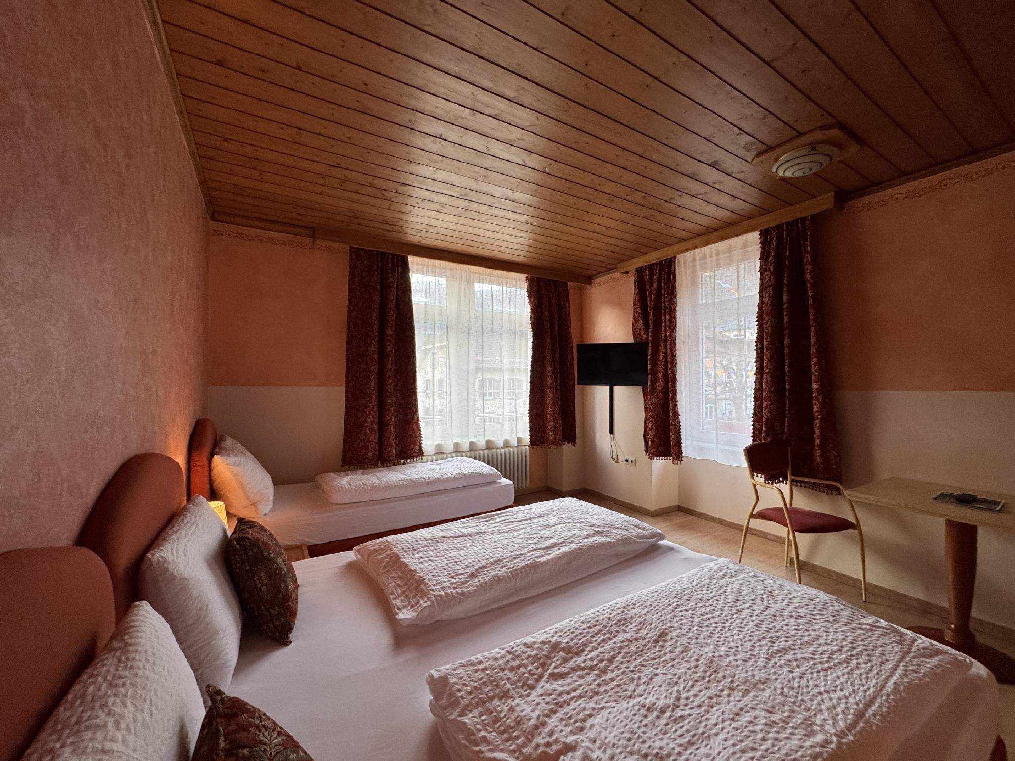 Dreibettzimmer-Economy-Ensuite mit Dusche-Stadtblick
