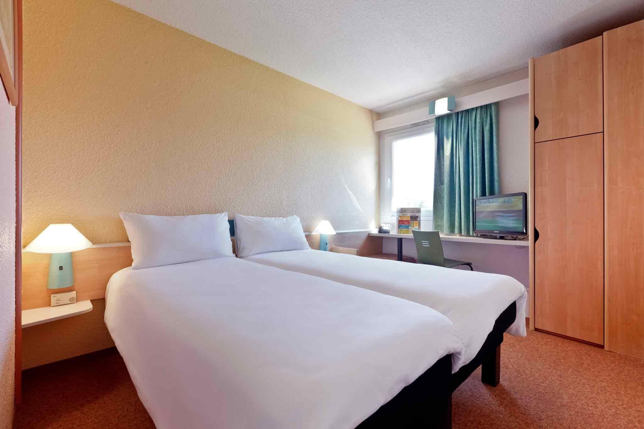 ibis Guimaraes Centro Hotel Room with 2 single beds equipped with the new b edding 2