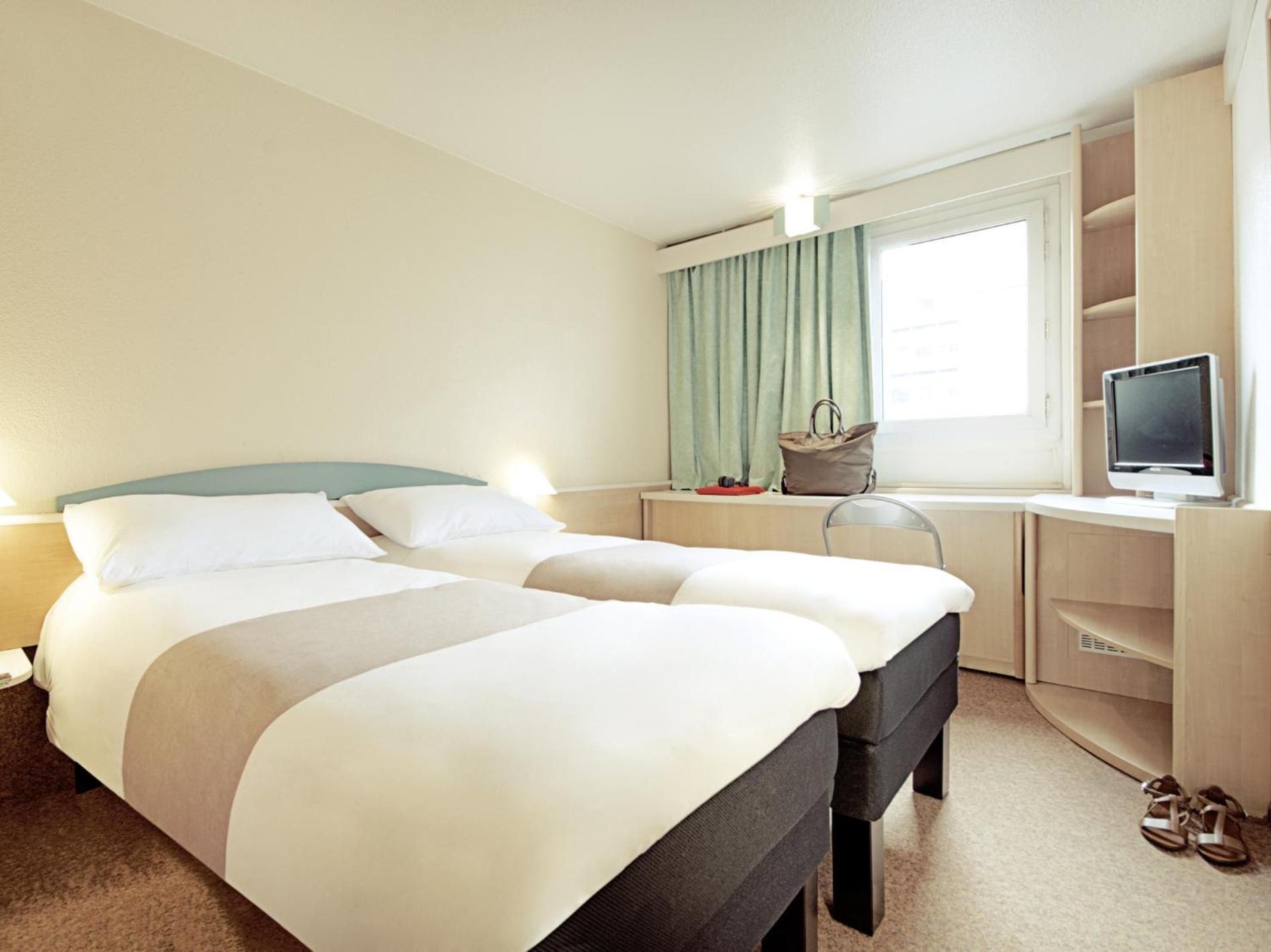 ibis Guimaraes Centro Hotel Room with 2 single beds equipped with the new b edding