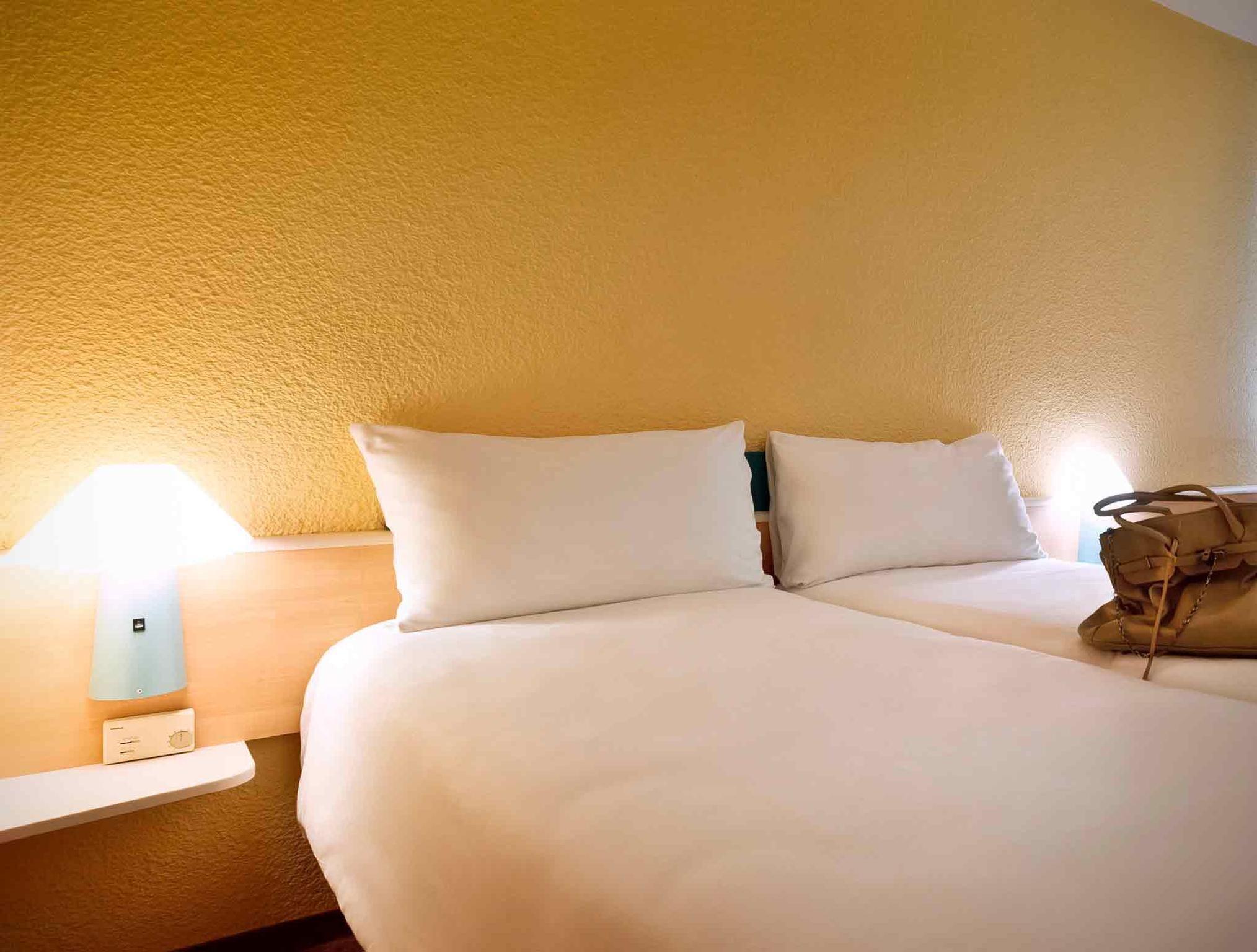 Room with 1 double bed equipped with the new be dding