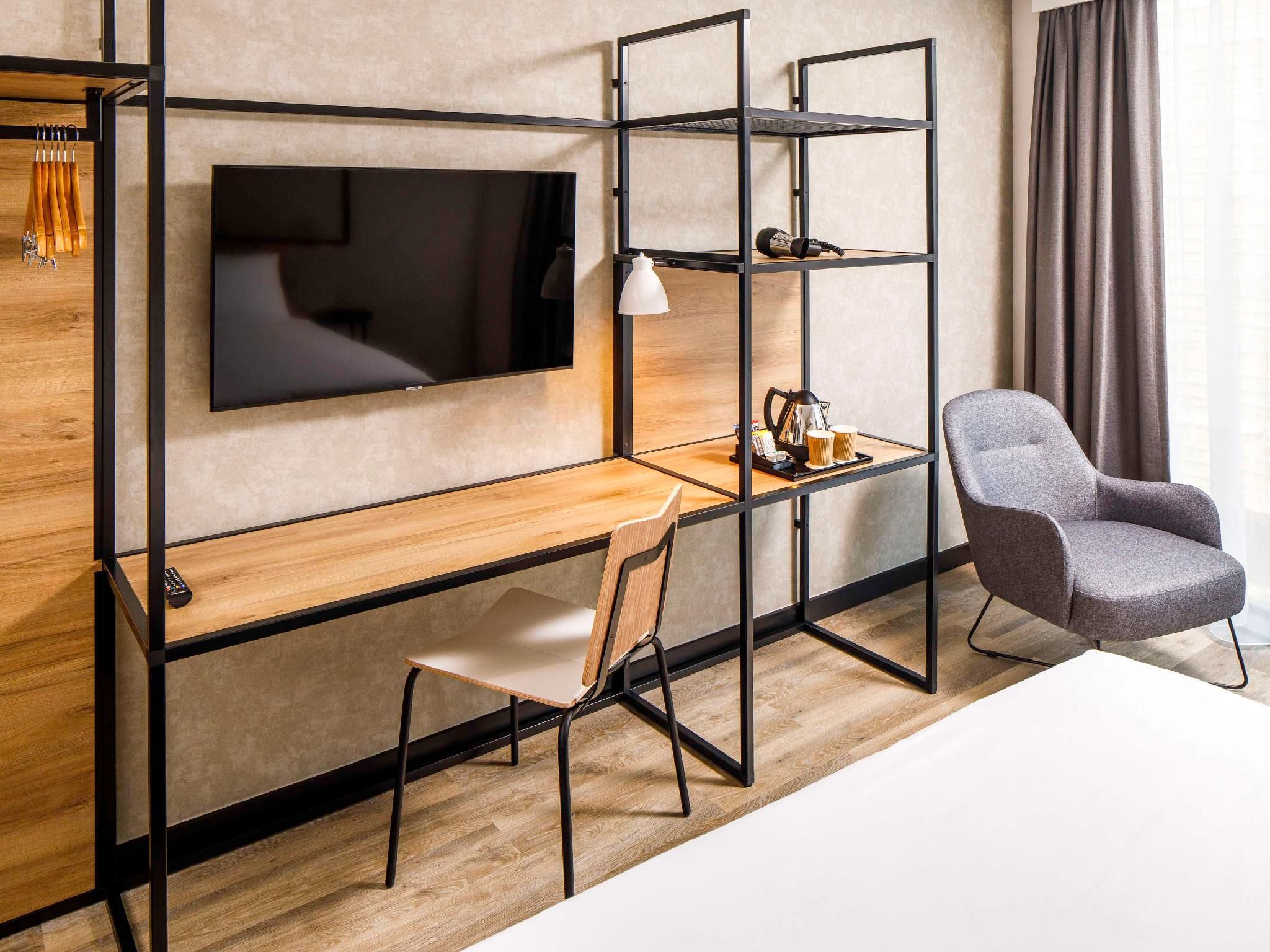 ibis Guimaraes Centro Hotel Room with 2 single beds equipped with the new b edding 3