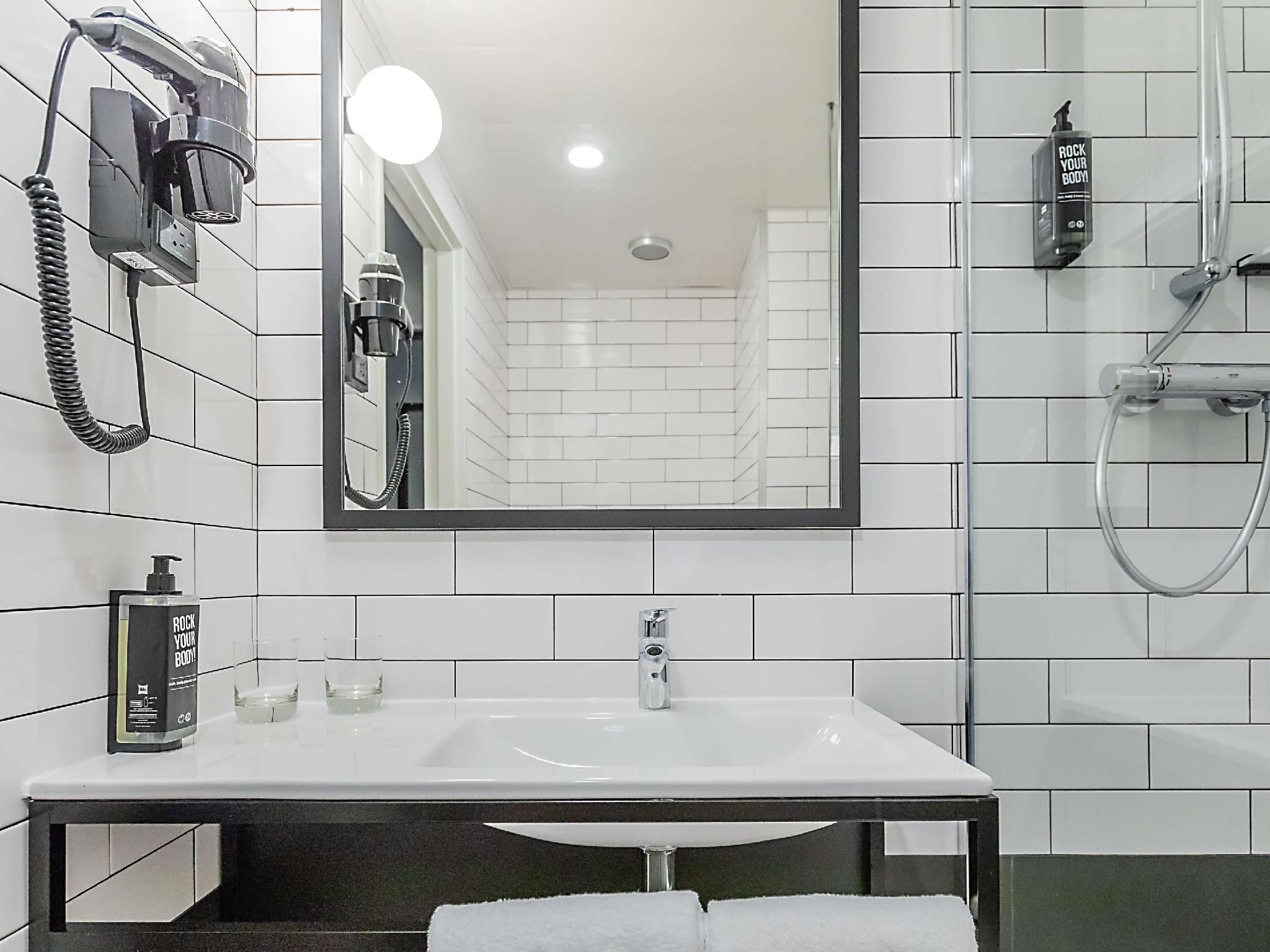 ibis Guimaraes Centro Hotel SUPERIOR ROOM with 2 SEPARATES BEDS 3