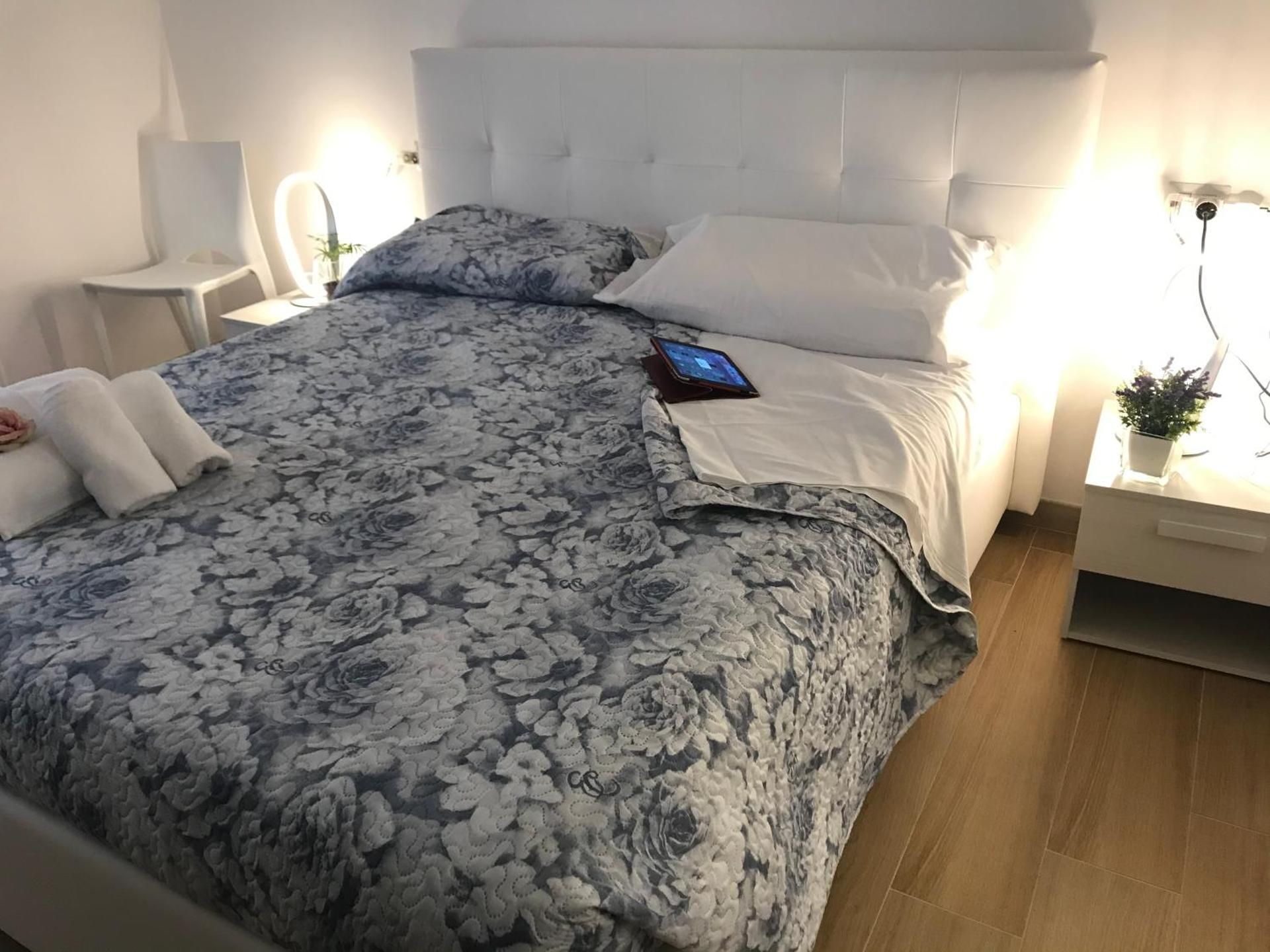 Deluxe Double Room with Side Sea View