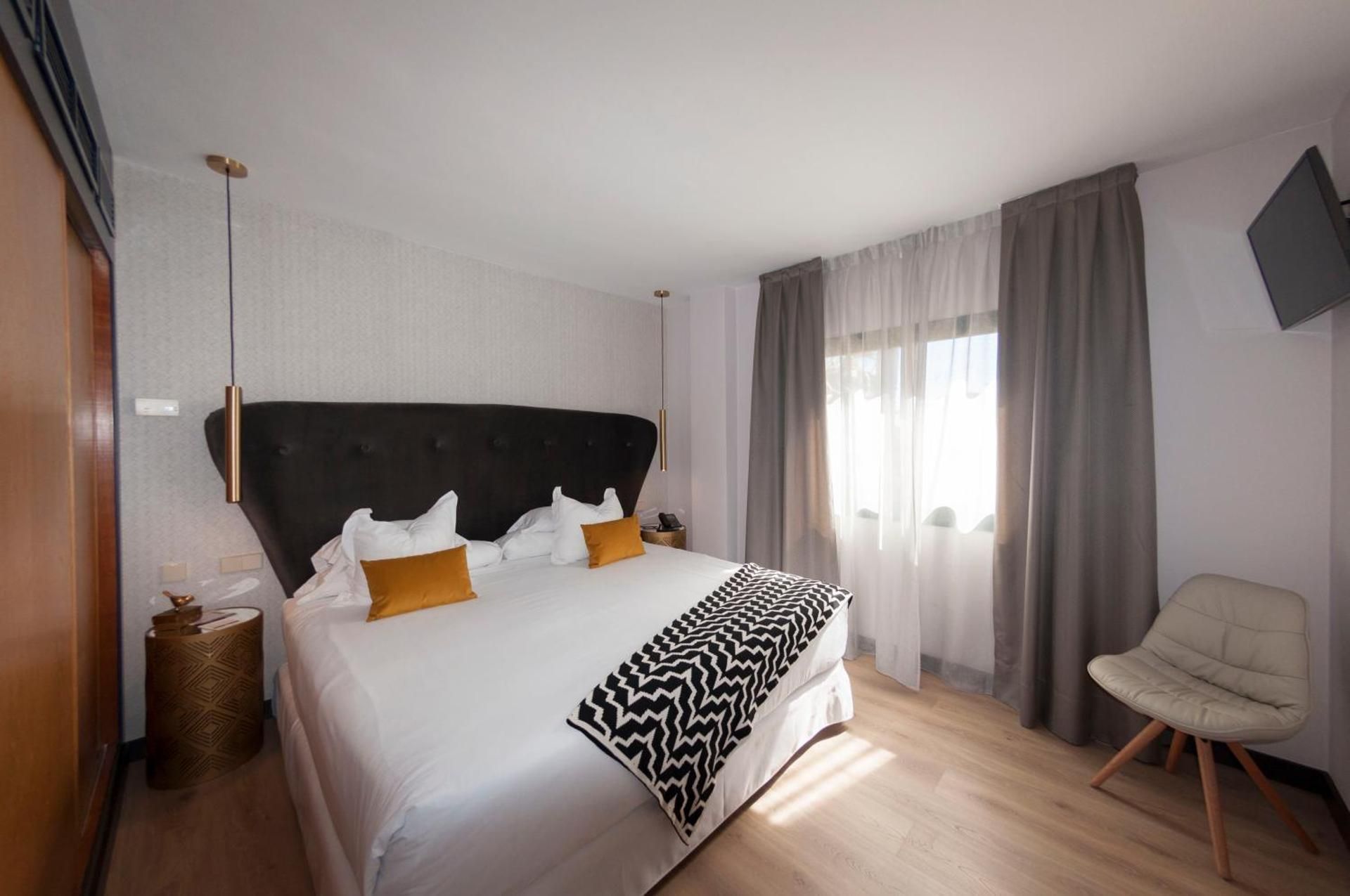 Deluxe Suite with Spa Bath