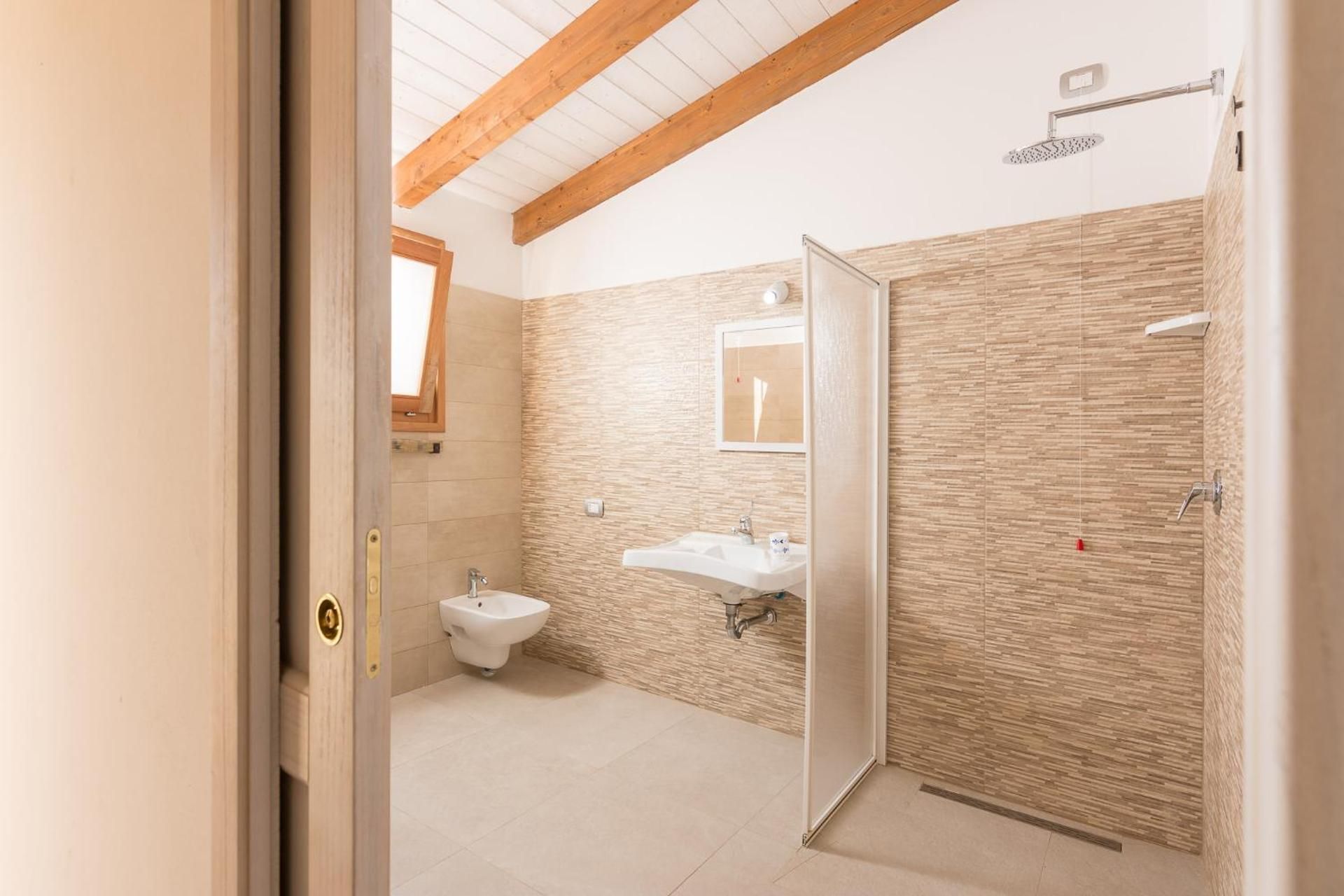 King Room with Roll-In Shower - Disability Access
