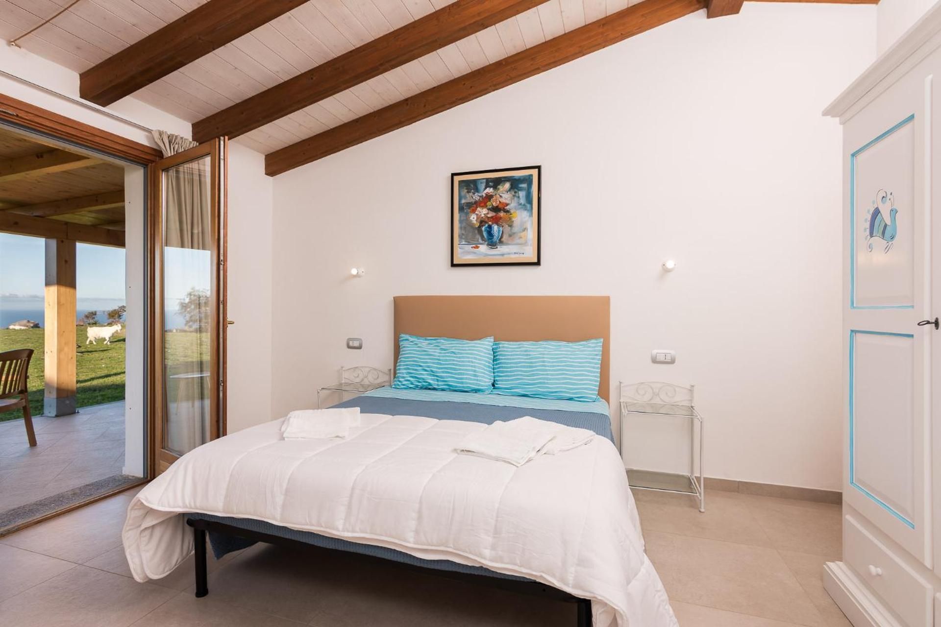 King Room with Roll-In Shower - Disability Access