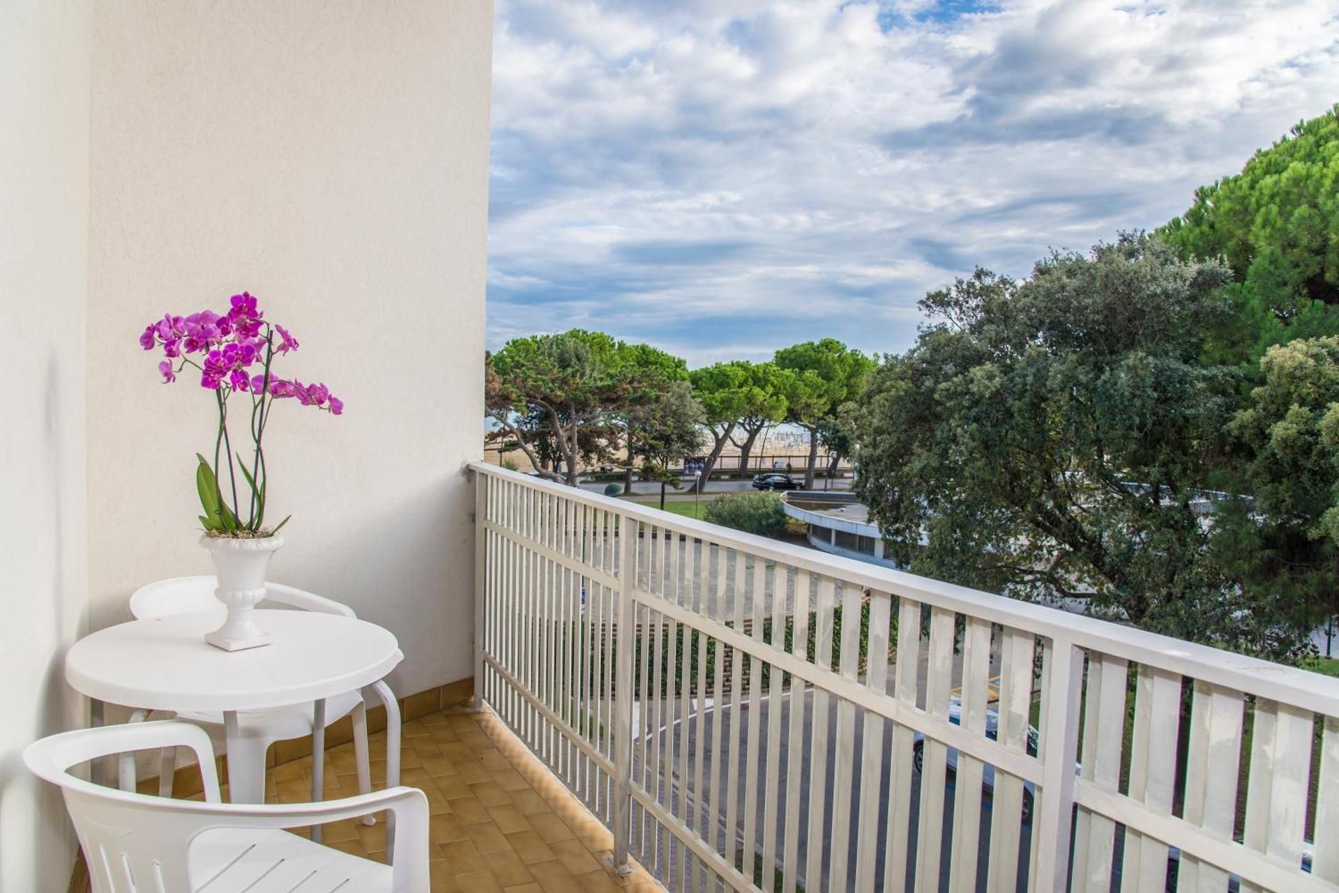 Deluxe Double or Twin Room with Terrace and Garden View