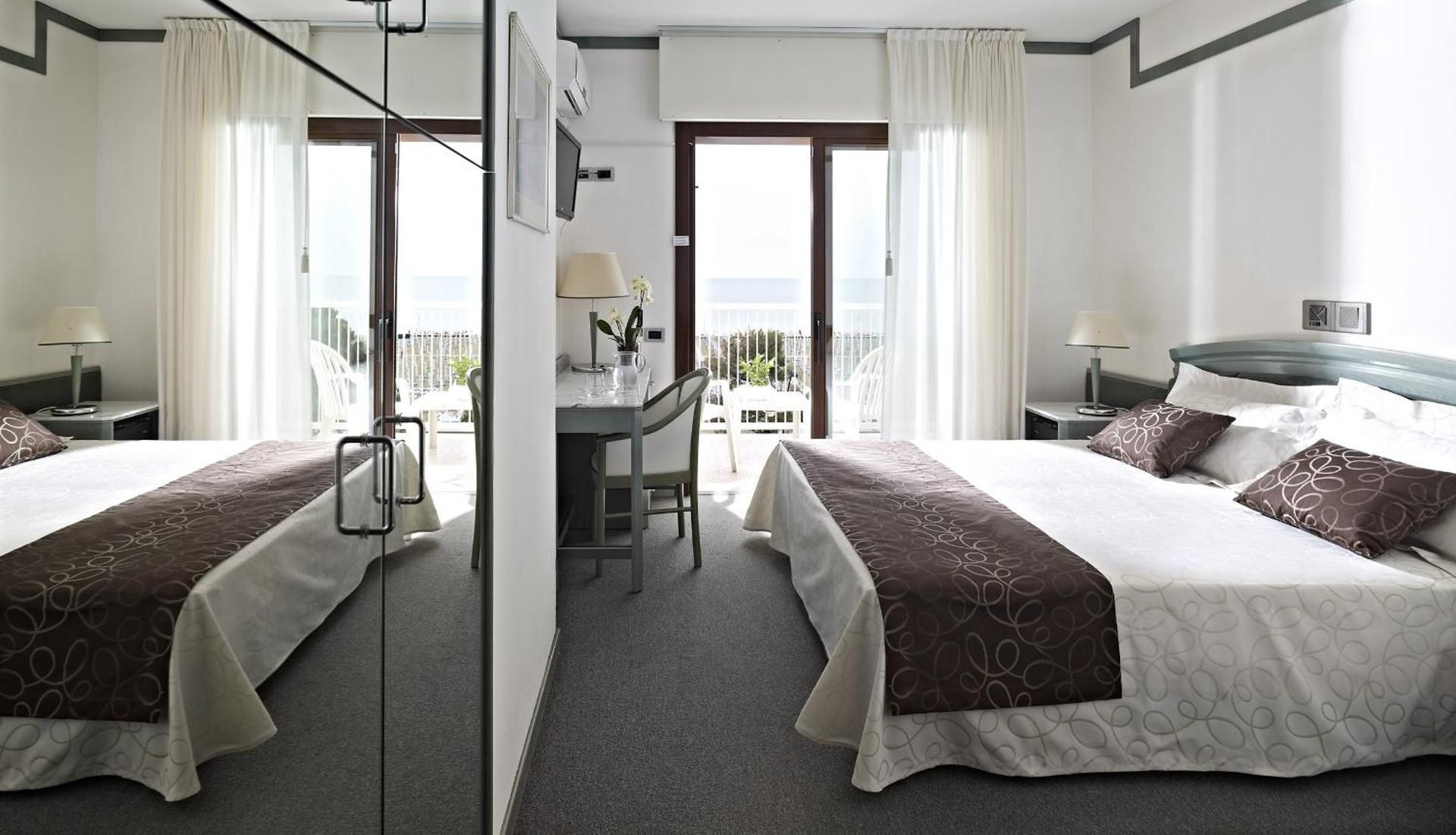 Standard Double Room with Lateral Sea View