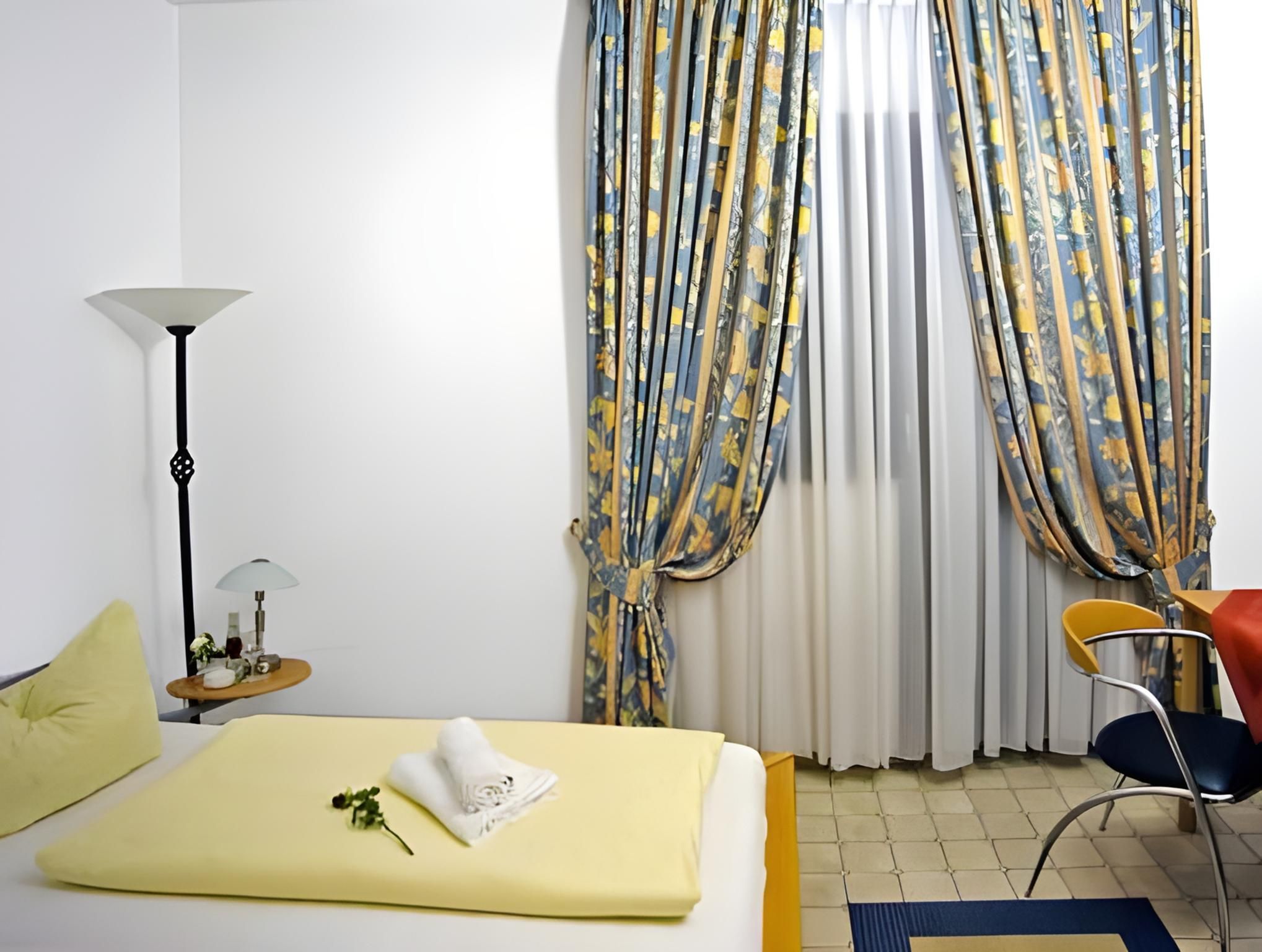 Landhaus Sundern Einzelzimmer-Klassisch-Eigenes Badezimmer-Blick auf den Wald 2