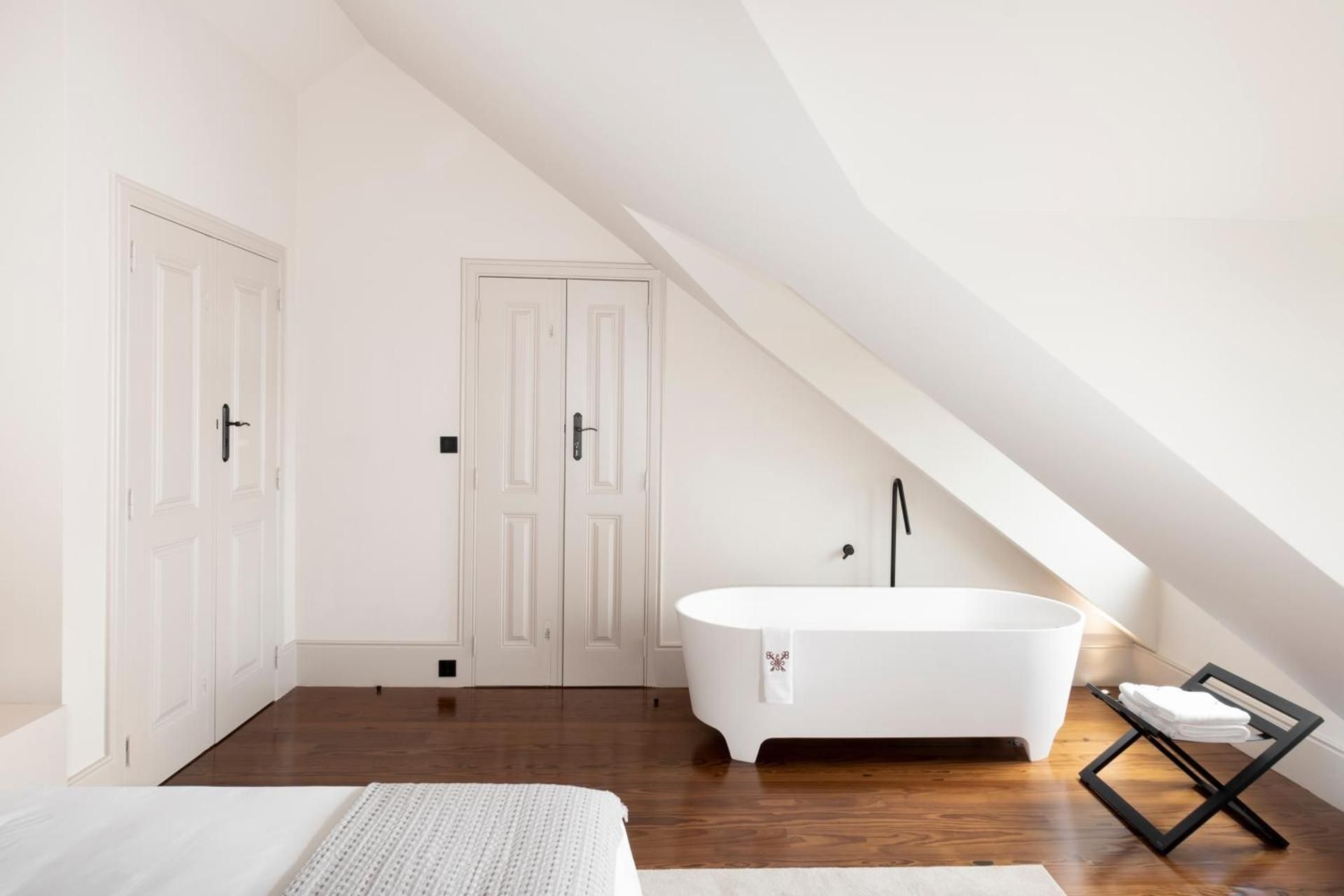 Casa Noronha Lima - Historic Stay Deluxe King Suite 3