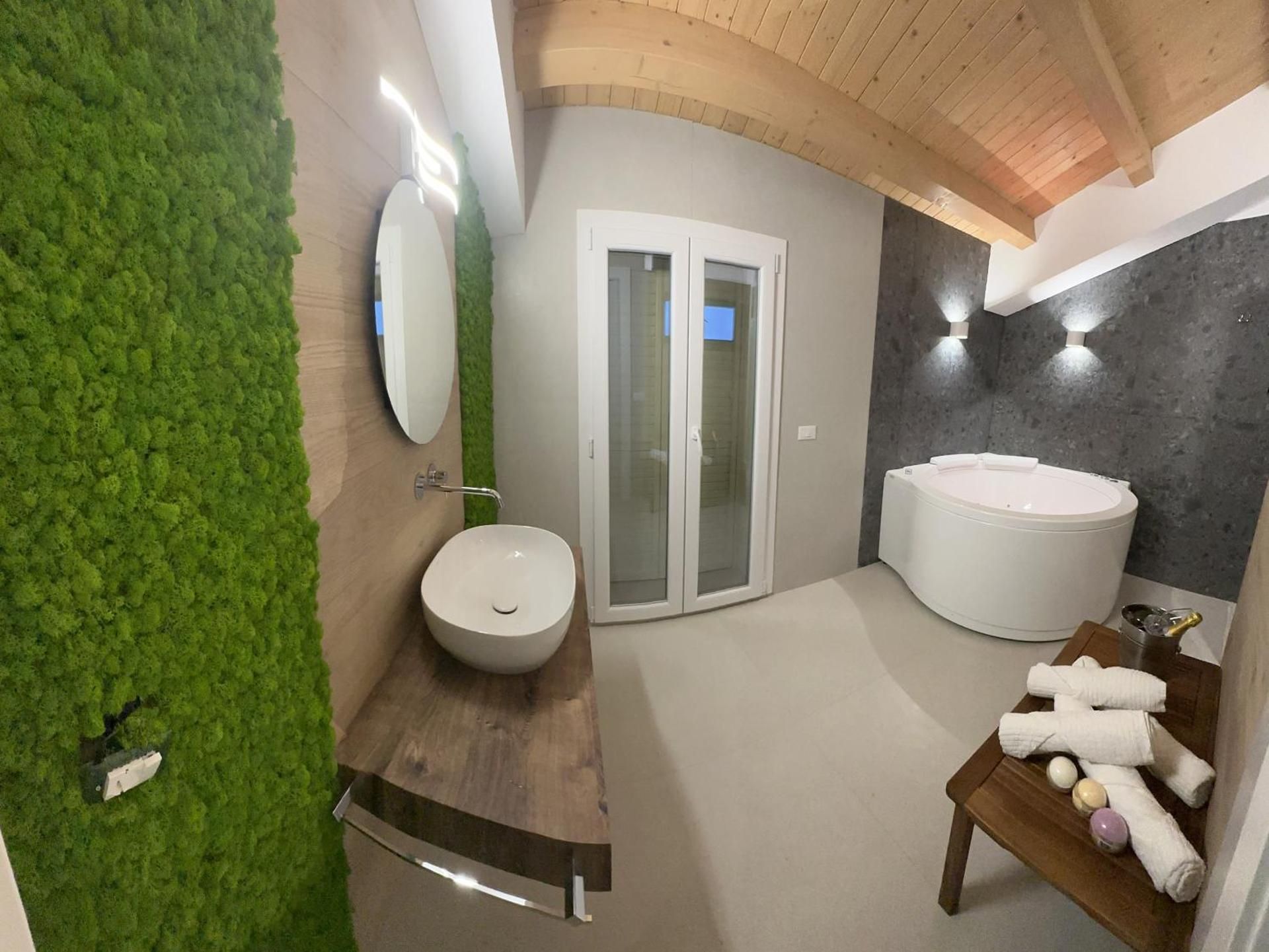King Room with Spa Bath