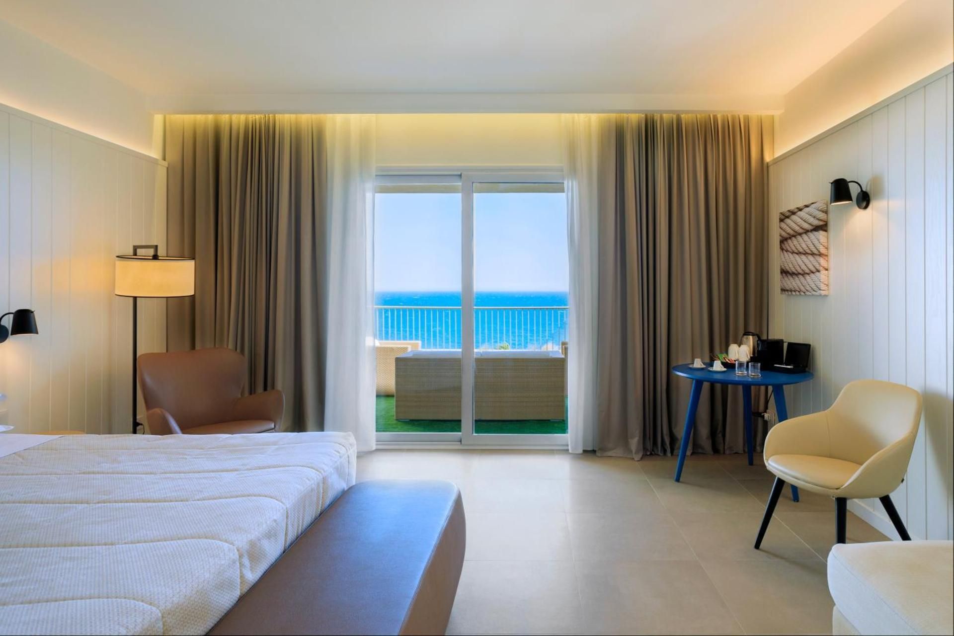 Junior Suite family