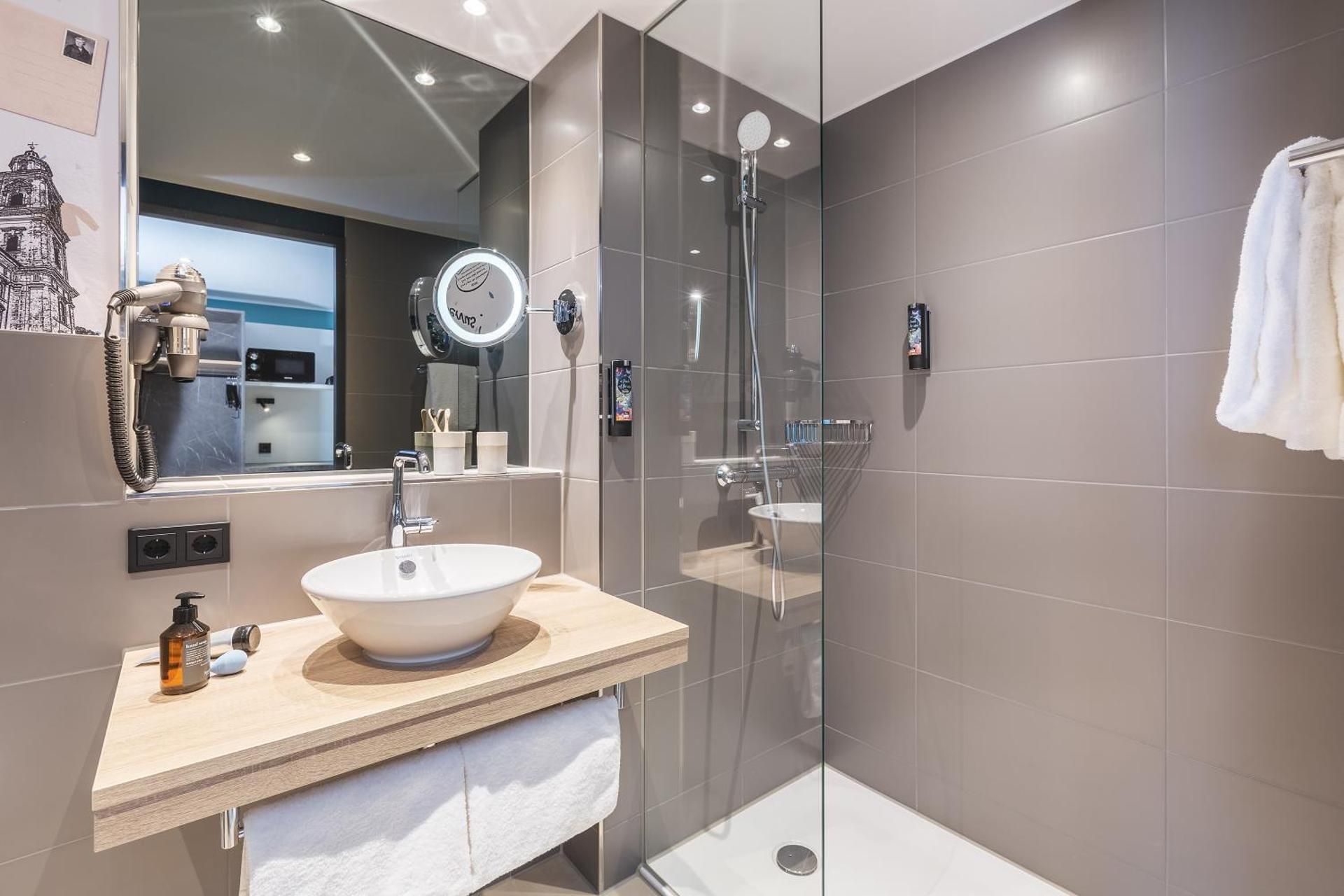 Holiday Inn - the niu, Cure Erlangen By IHG Premium Queen Room with Kitchenette 3