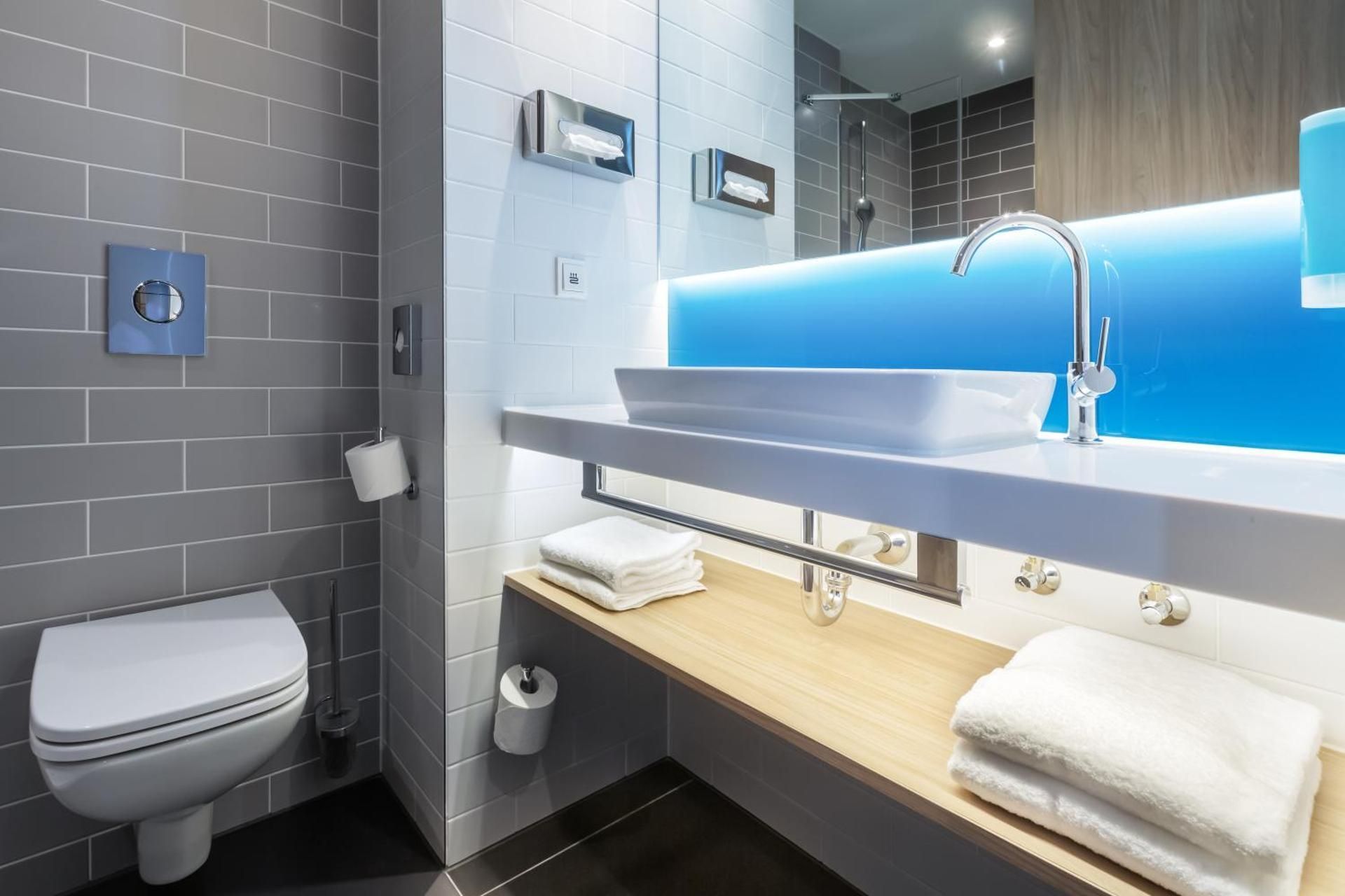 Holiday Inn Express Erlangen By IHG Standard Queen Room with single sofa bed 3