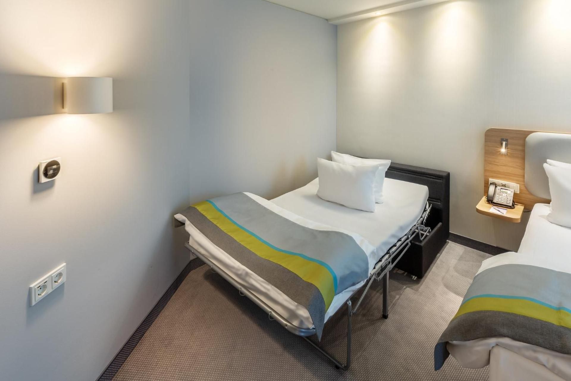 Holiday Inn Express Erlangen By IHG Standard Queen Room with single sofa bed 2